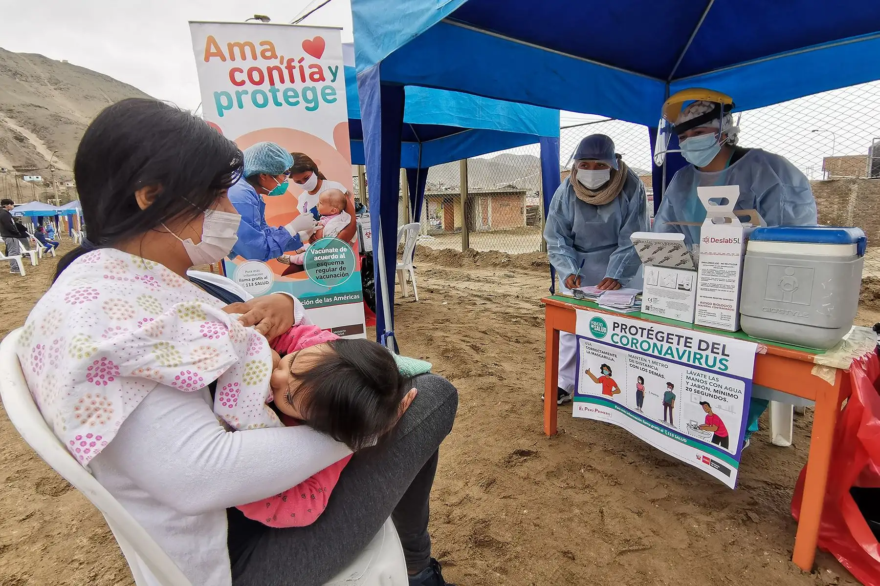 Brigadas del Minsa brindaron más de 2800 atenciones de vacunación, descarte de anemia, VIH y covid-19, entre otros servicios, a familias de la zona de La Arboleda en el distrito de Santa Rosa. Foto: Minsa