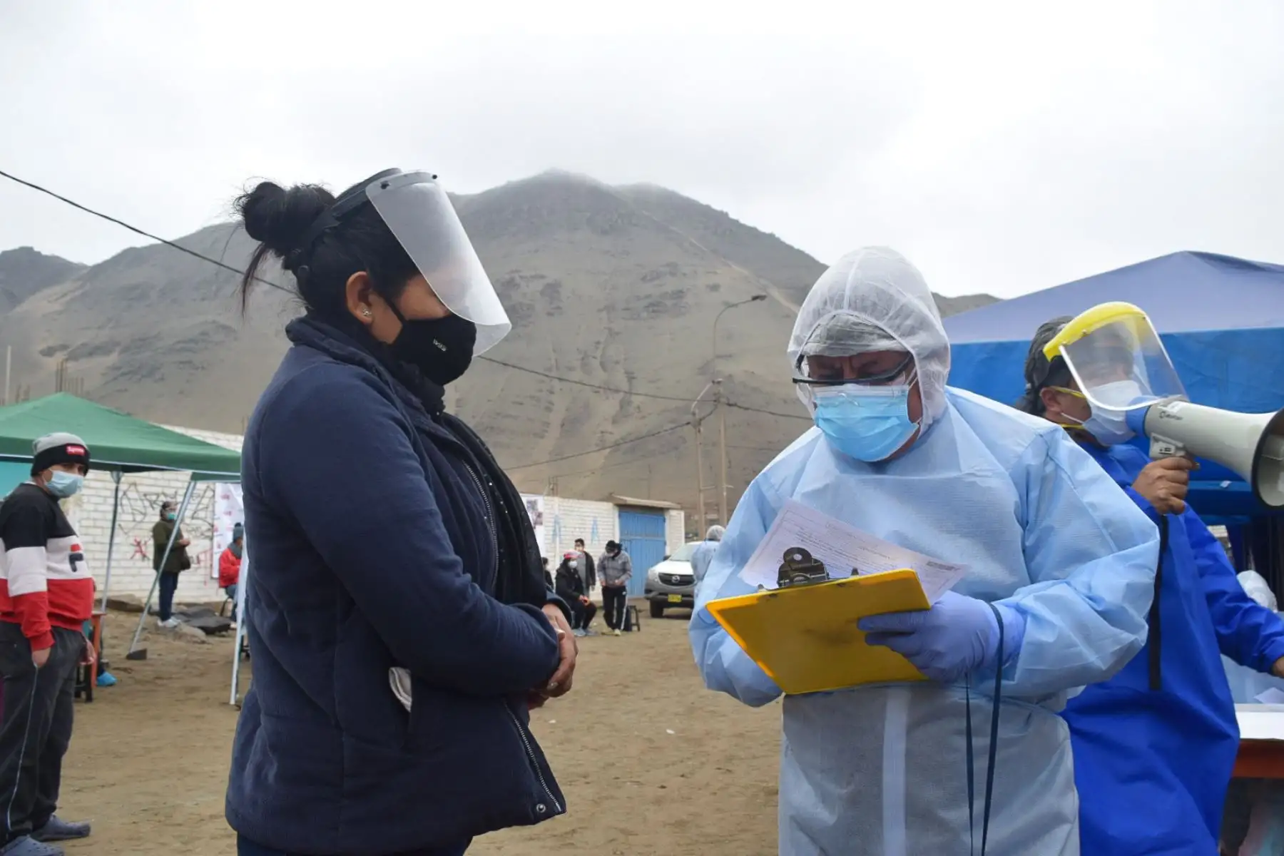Brigadas del Minsa brindaron más de 2800 atenciones de vacunación, descarte de anemia, VIH y covid-19, entre otros servicios, a familias de la zona de La Arboleda en el distrito de Santa Rosa. Foto: Minsa