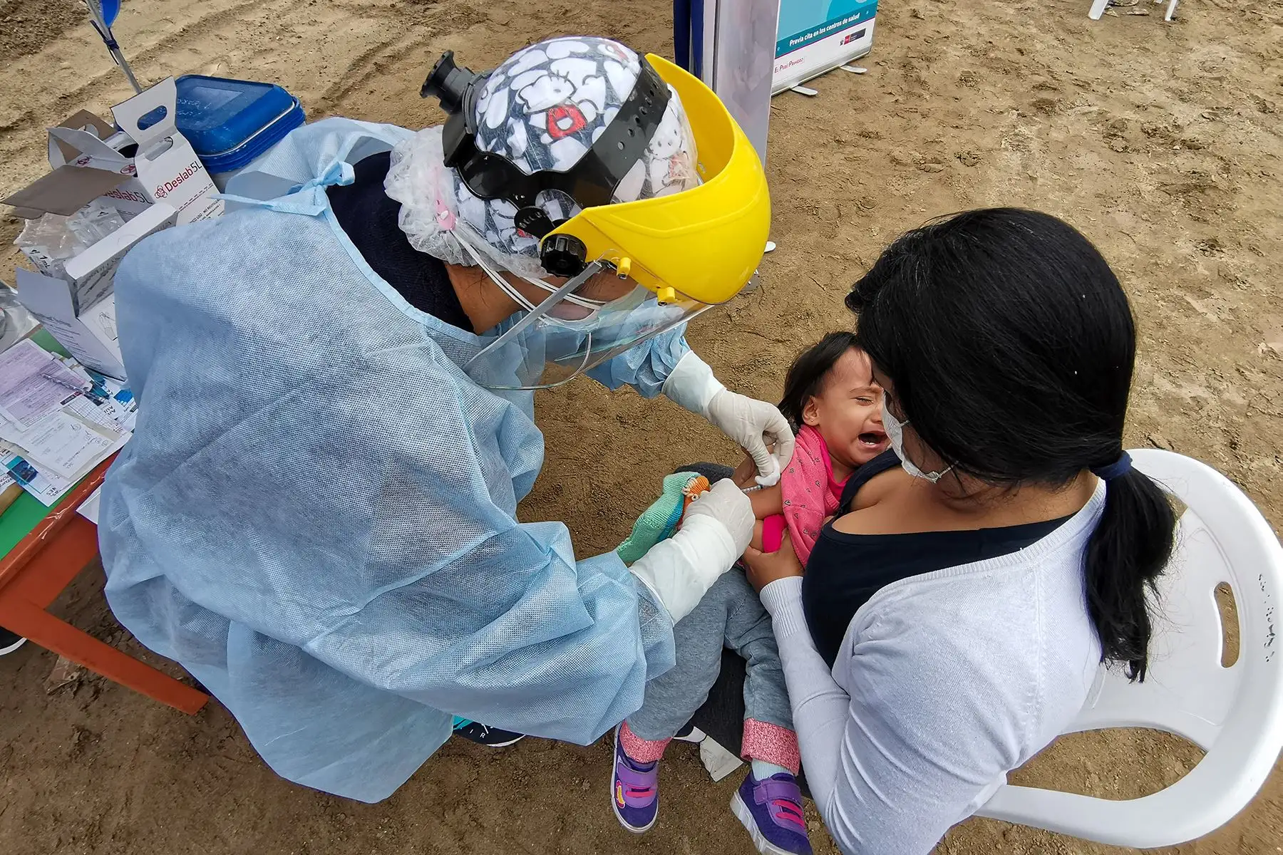 Brigadas del Minsa brindaron más de 2800 atenciones de vacunación, descarte de anemia, VIH y covid-19, entre otros servicios, a familias de la zona de La Arboleda en el distrito de Santa Rosa. Foto: Minsa