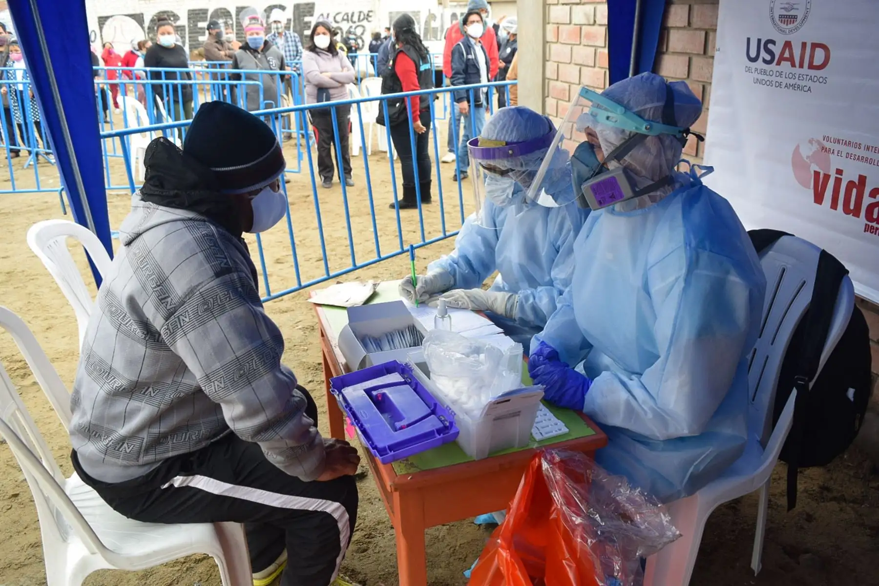 Brigadas del Minsa brindaron más de 2800 atenciones de vacunación, descarte de anemia, VIH y covid-19, entre otros servicios, a familias de la zona de La Arboleda en el distrito de Santa Rosa. Foto: Minsa