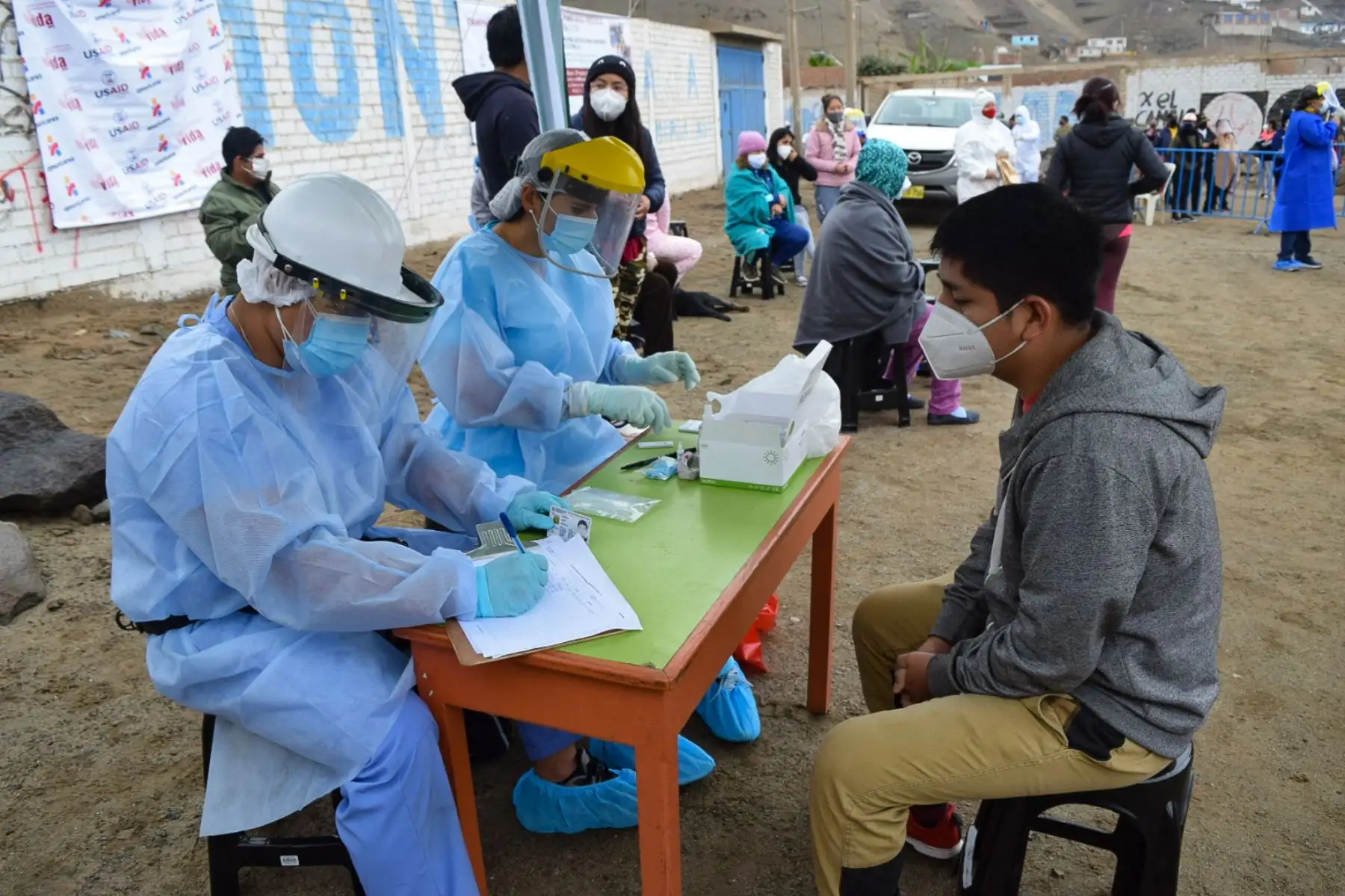 Brigadas del Minsa brindaron más de 2800 atenciones de vacunación, descarte de anemia, VIH y covid-19, entre otros servicios, a familias de la zona de La Arboleda en el distrito de Santa Rosa. Foto: Minsa