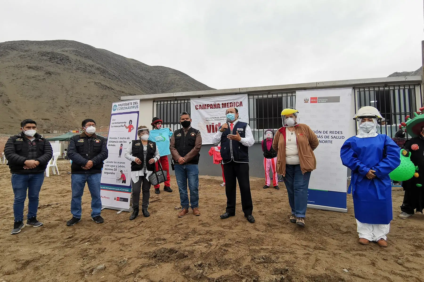 Brigadas del Minsa brindaron más de 2800 atenciones de vacunación, descarte de anemia, VIH y covid-19, entre otros servicios, a familias de la zona de La Arboleda en el distrito de Santa Rosa. Foto: Minsa