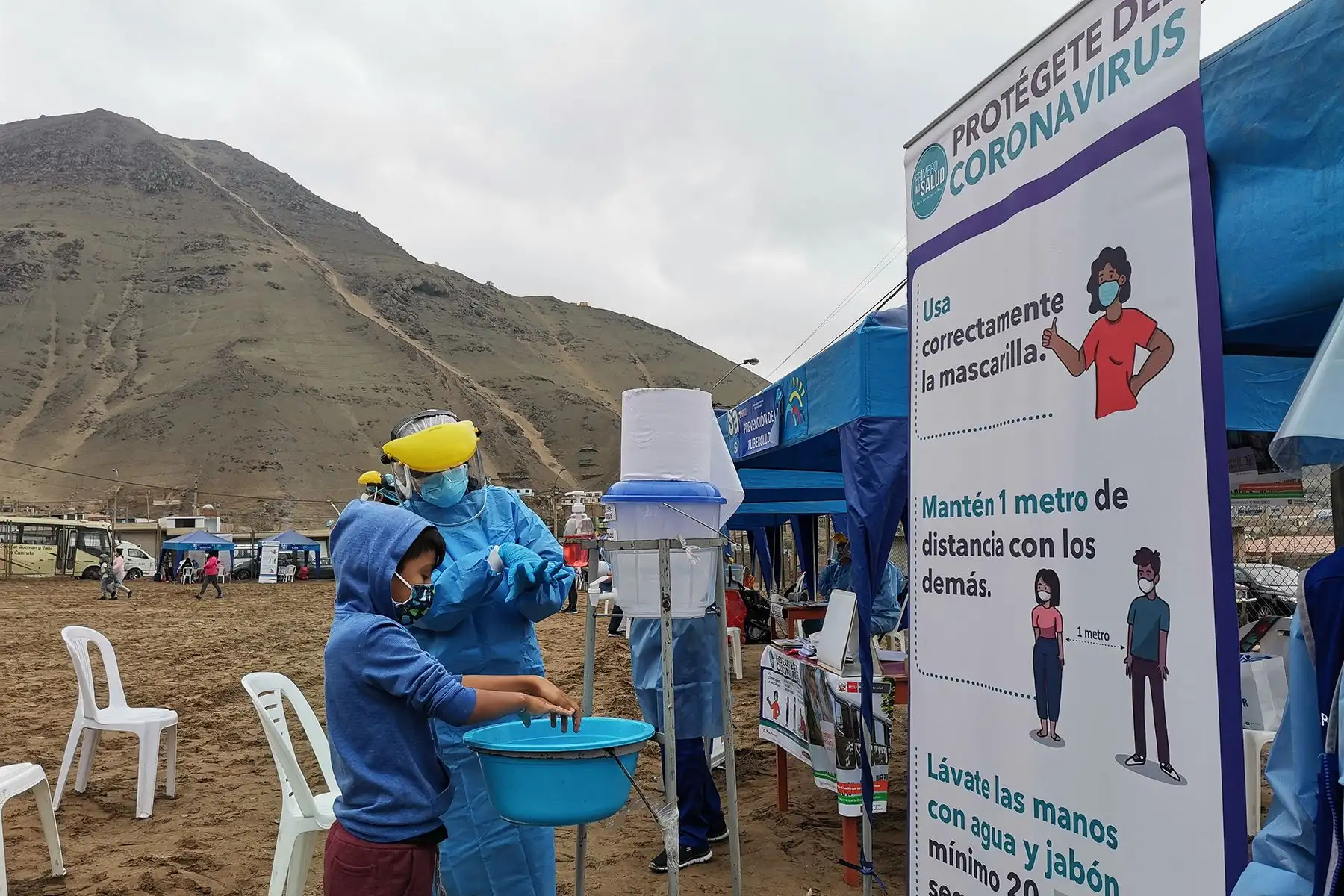 Brigadas del Minsa brindaron más de 2800 atenciones de vacunación, descarte de anemia, VIH y covid-19, entre otros servicios, a familias de la zona de La Arboleda en el distrito de Santa Rosa. Foto: Minsa