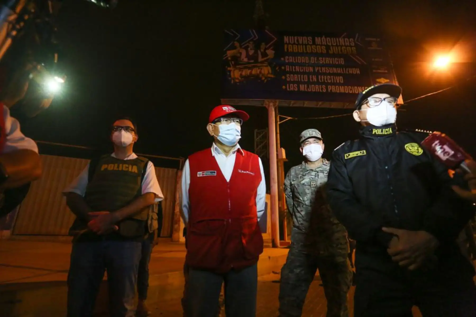 El ministro de Agricultura, Jorge Montenegro, recorrió esta madrugada las principales calles de Piura en compañía de las Fuerzas Armadas y la Policía Nacional con el fin de constatar el cumplimiento de las disposiciones dictadas por el gobierno durante la Emergencia Nacional. Foto: ANDINA/Minagri