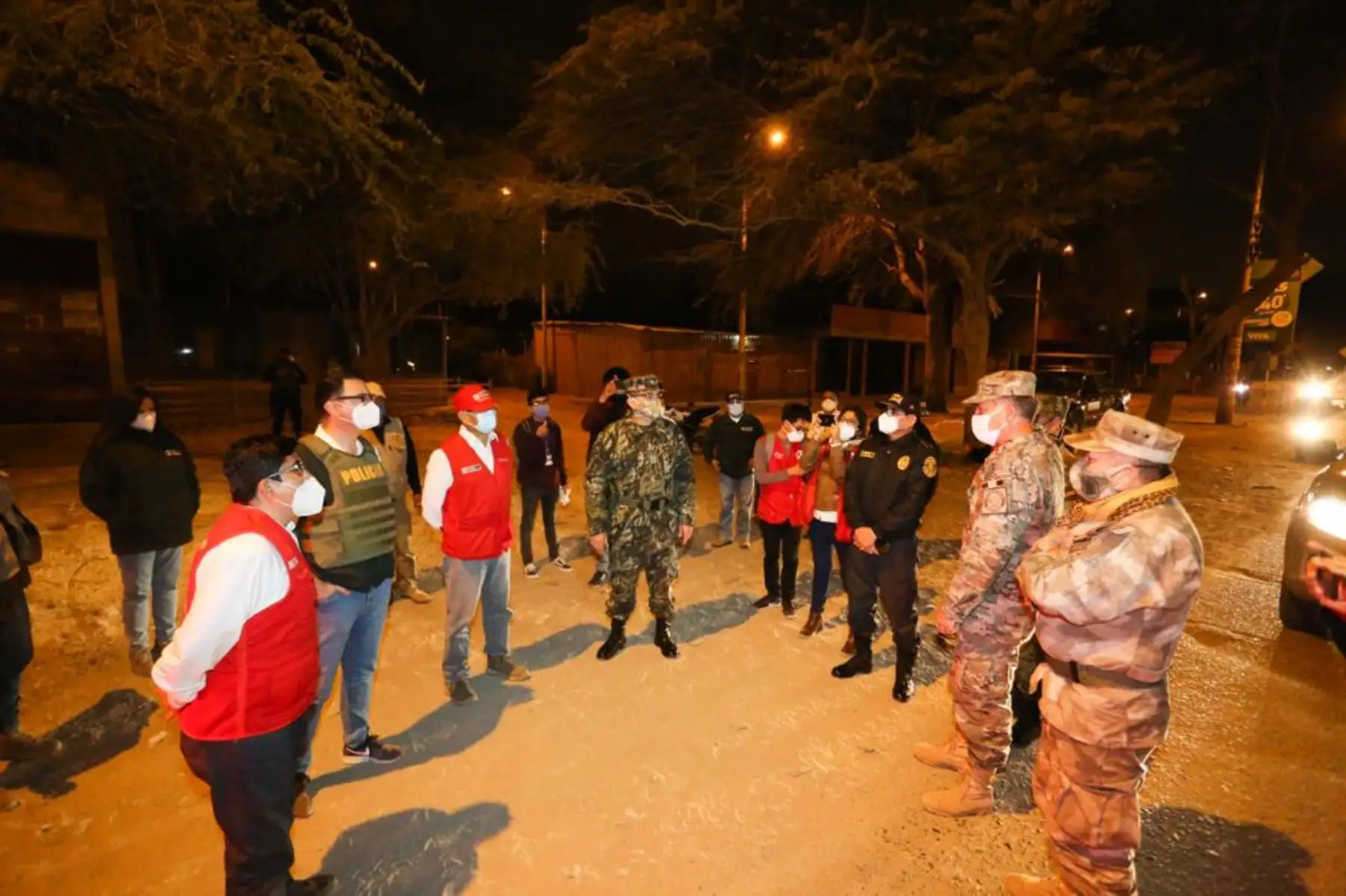 El ministro de Agricultura, Jorge Montenegro, recorrió esta madrugada las principales calles de Piura en compañía de las Fuerzas Armadas y la Policía Nacional con el fin de constatar el cumplimiento de las disposiciones dictadas por el gobierno durante la Emergencia Nacional. Foto: ANDINA/Minagri