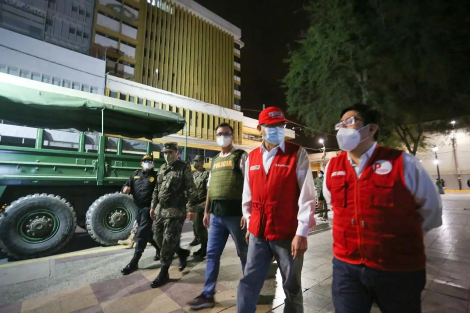 El ministro de Agricultura, Jorge Montenegro, recorrió esta madrugada las principales calles de Piura en compañía de las Fuerzas Armadas y la Policía Nacional con el fin de constatar el cumplimiento de las disposiciones dictadas por el gobierno durante la Emergencia Nacional. Foto: ANDINA/Minagri
