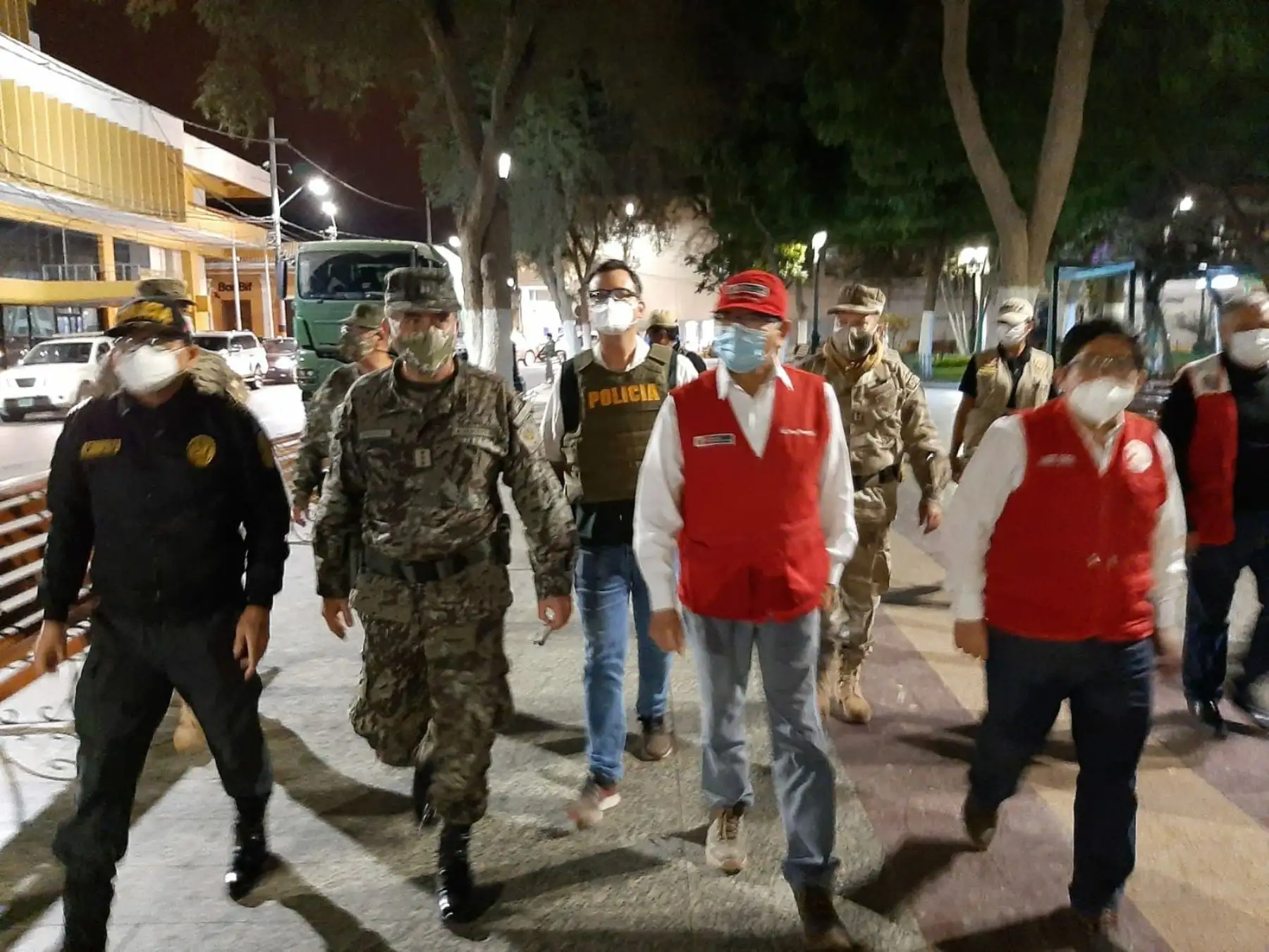 El ministro de Agricultura, Jorge Montenegro, recorrió esta madrugada las principales calles de Piura en compañía de las Fuerzas Armadas y la Policía Nacional con el fin de constatar el cumplimiento de las disposiciones dictadas por el gobierno durante la Emergencia Nacional. Foto: ANDINA/Minagri