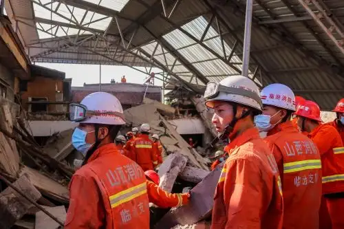Los equipos de rescate trabajan en el sitio de un restaurante de dos pisos colapsado en el condado de Xiangfen, en la provincia de Shanxi, en el norte de China. Foto: EFE