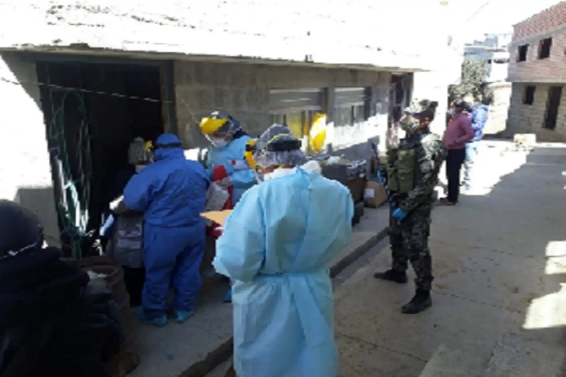 Simultáneamente, el Comando Operacional del Este (COE) llevó la Operación Tayta al distrito Lircay en Huancavelica, Chaupimarca en Pasco y Huanta en Ayacucho.
