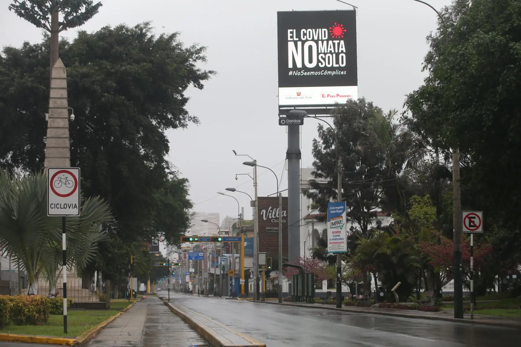 Paneles con propagandas para concientizar a la población sobre del covid-19 y promover que la gente se quede en su casa. Foto: ANDINA/Jhonel Rodríguez Robles