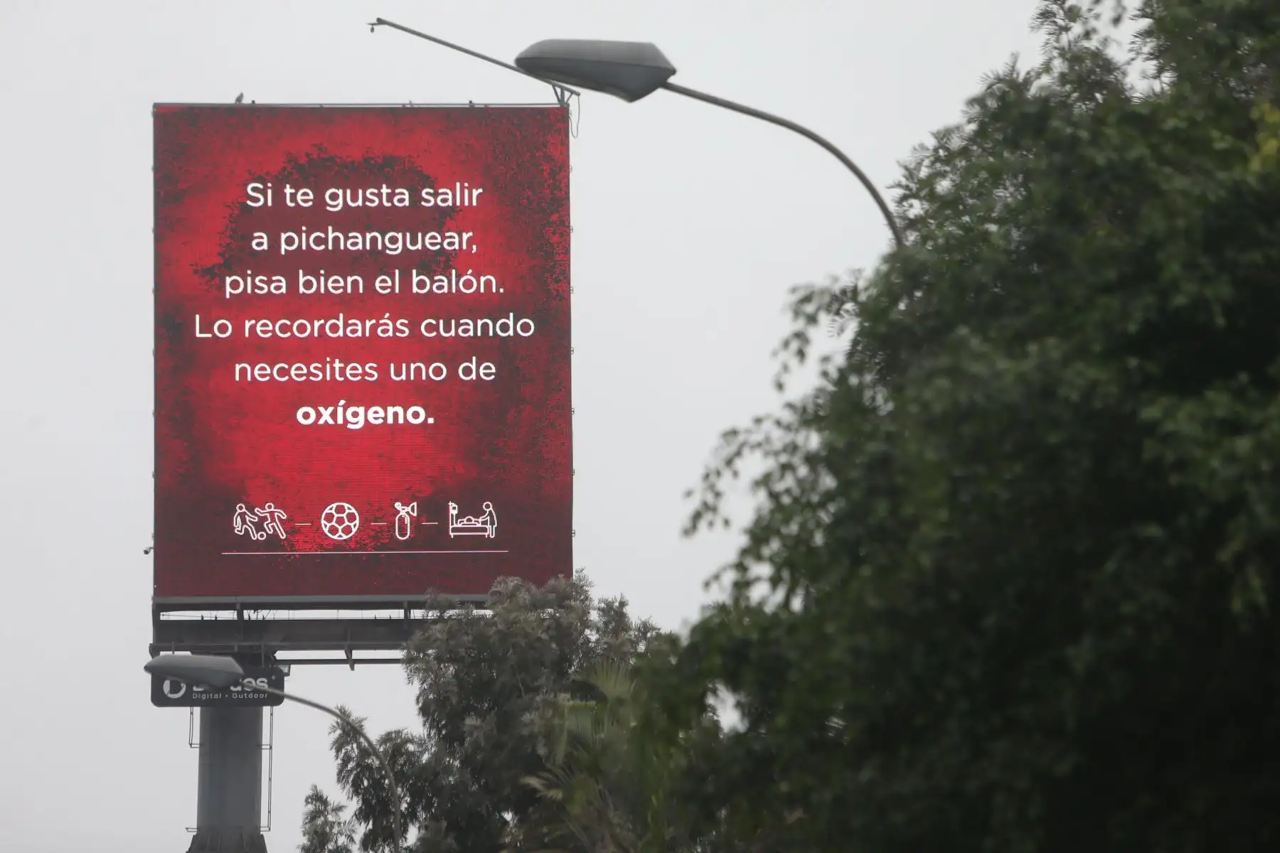 Paneles con propagandas para concientizar a la población sobre del covid-19 y promover que la gente se quede en su casa. Foto: ANDINA/Jhonel Rodríguez Robles