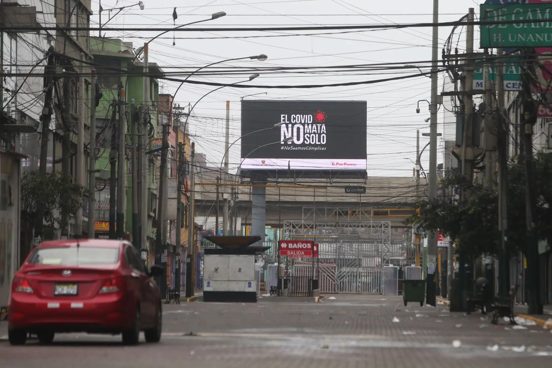 Paneles con propagandas para concientizar a la población sobre del covid-19 y promover que la gente se quede en su casa. Foto: ANDINA/Jhonel Rodríguez Robles