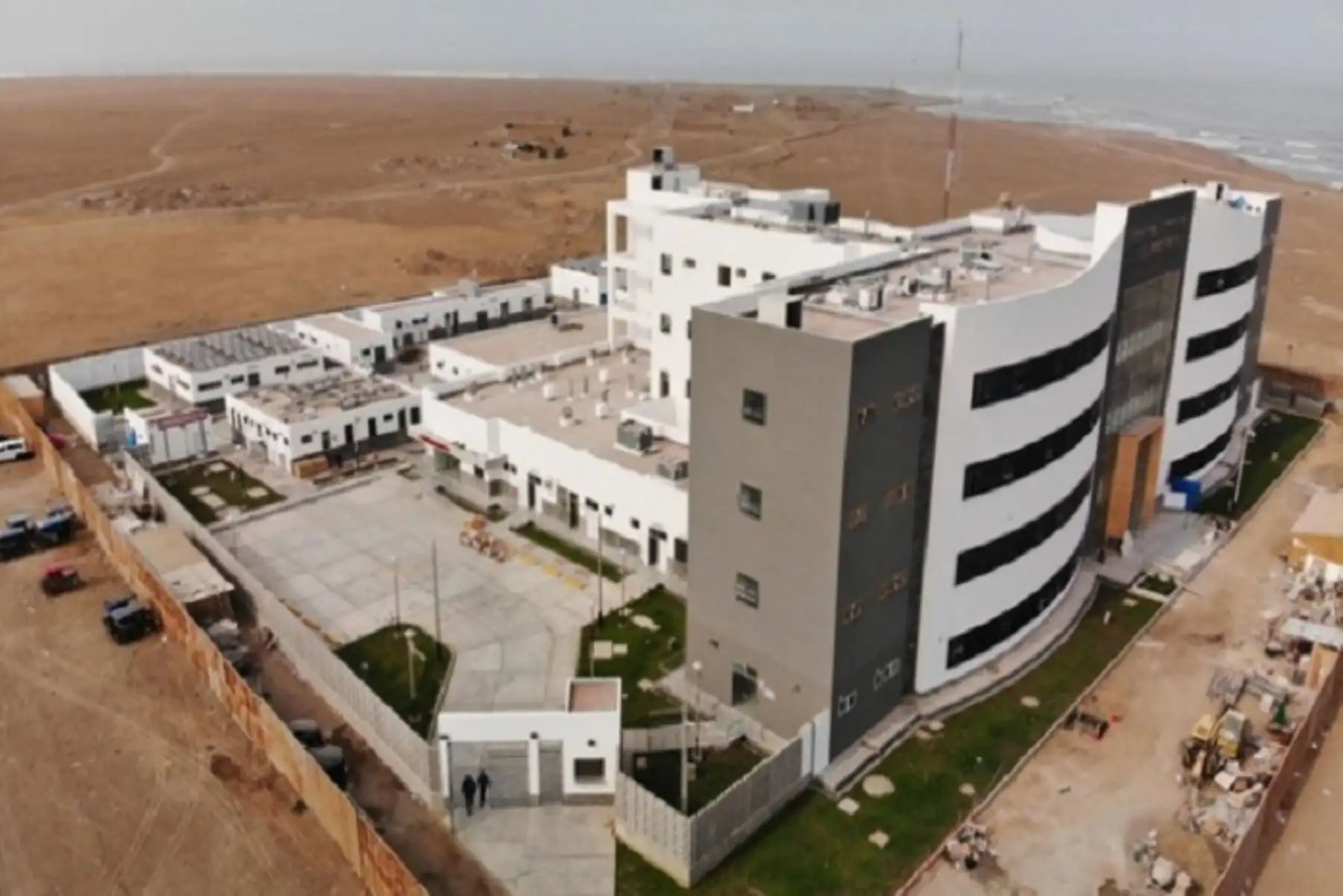 El Hospital Pacasmayo tiene una inversión que supera los 70 millones de soles. Será el primer nosocomio que funcione con paneles solares, lo cual permitirá un importante ahorro de energía.