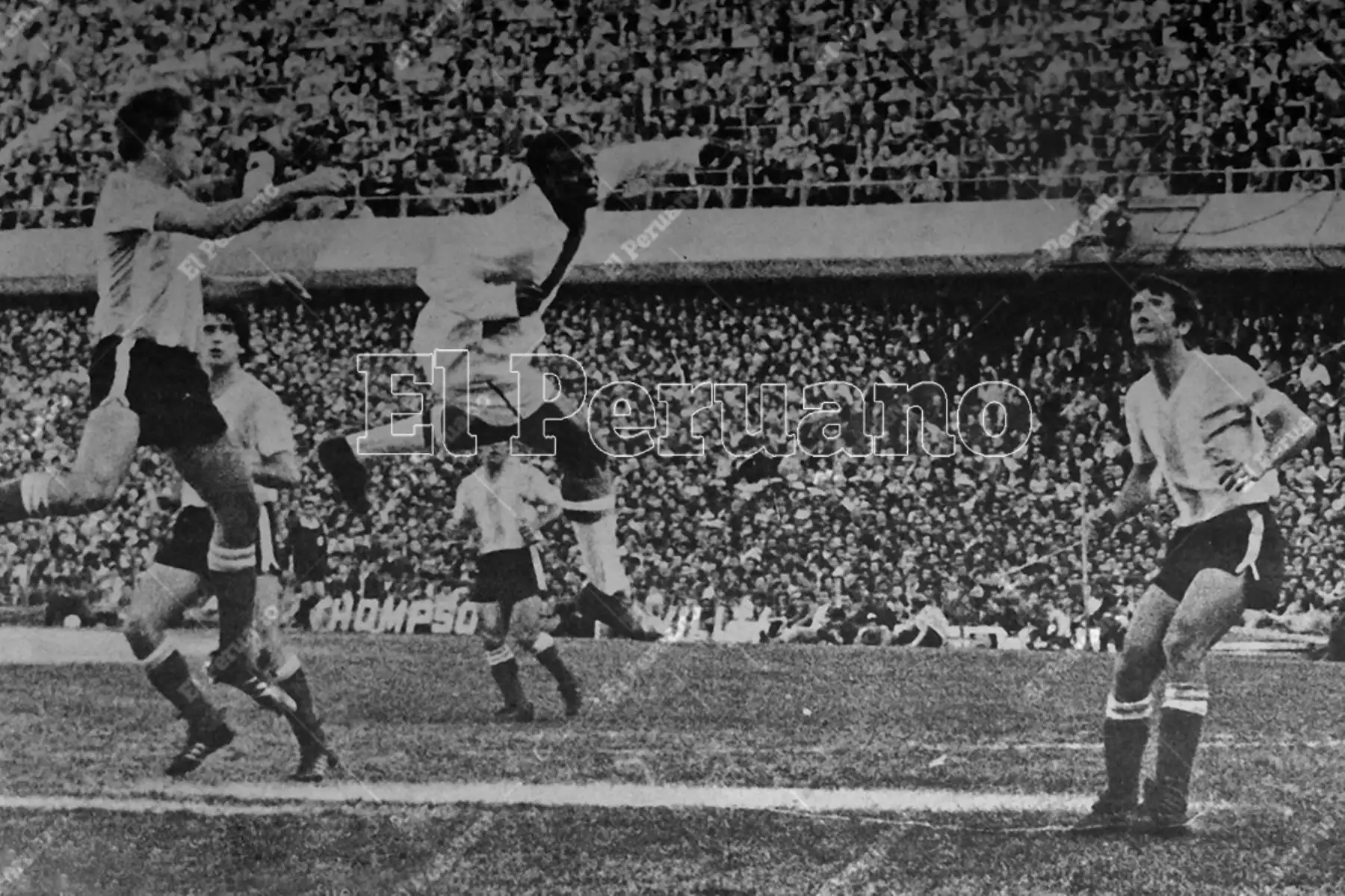 Buenos Aires - 31 agosto 1969 / Perú empató 2-2 con Argentina en el estadio de La Bombonera y clasificó al mundial de México 70.  Foto: Archivo Histótico El Peruano / Alfonso Ego Aguirre