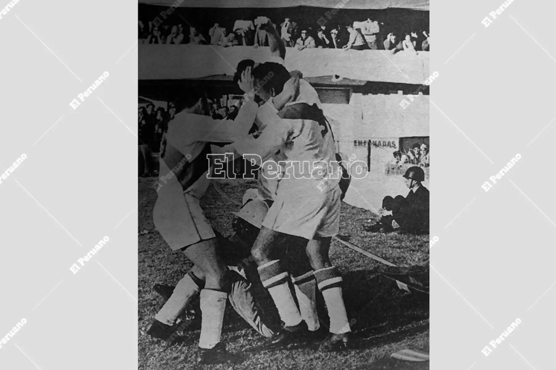 Buenos Aires - 31 agosto 1969 / Perú empató 2-2 con Argentina en el estadio de La Bombonera y clasificó al mundial de México 70.  Foto: Archivo Histótico El Peruano / Alfonso Ego Aguirre