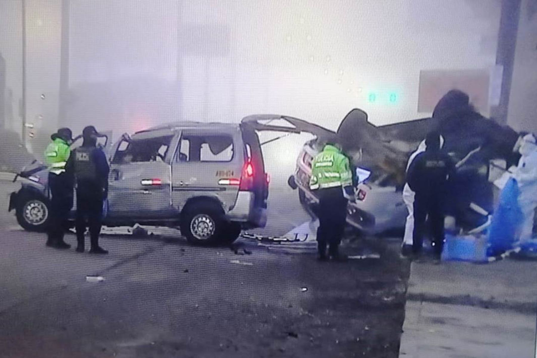 Ate: dos muertos deja choque entre minivans en la carretera central. Foto: captura TV.
