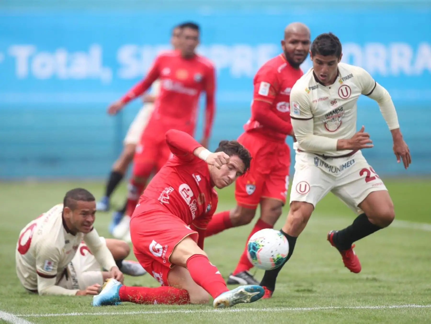 El futbolista Aldo Corzo de Universitario,disputa la pelota en el partido  por la liga 1 del Torneo Apertura 2020l en el estadio Alberto Gallardo de  Lima Perú. Foto: ANDINA/@LigaFutProfdel