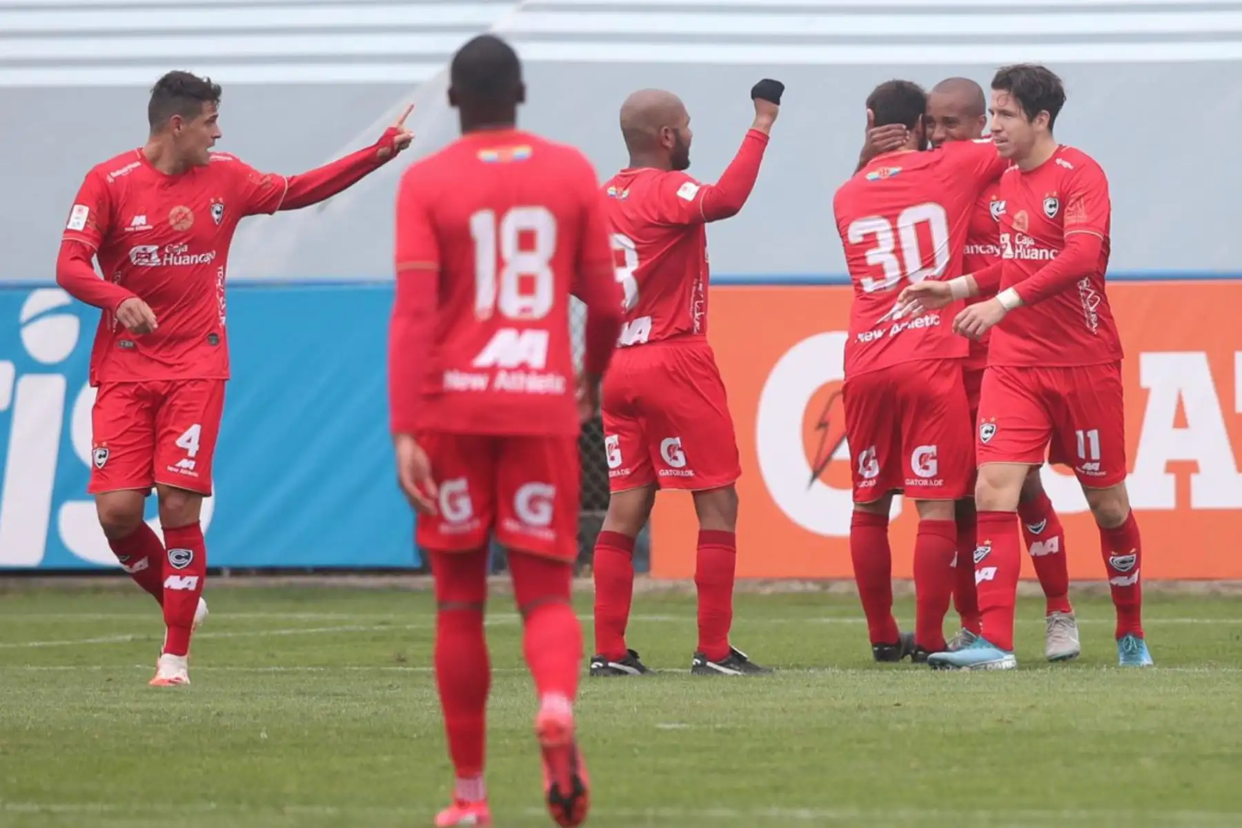El futbolista del Cienciano Damián Ísmodes celebra su gol ante Universitario, por la liga 1 del Torneo Apertura 2020 en el Estadio Alberto Gallardo de Lima Perú. Foto: ANDINA/ @LigaFutProfdel