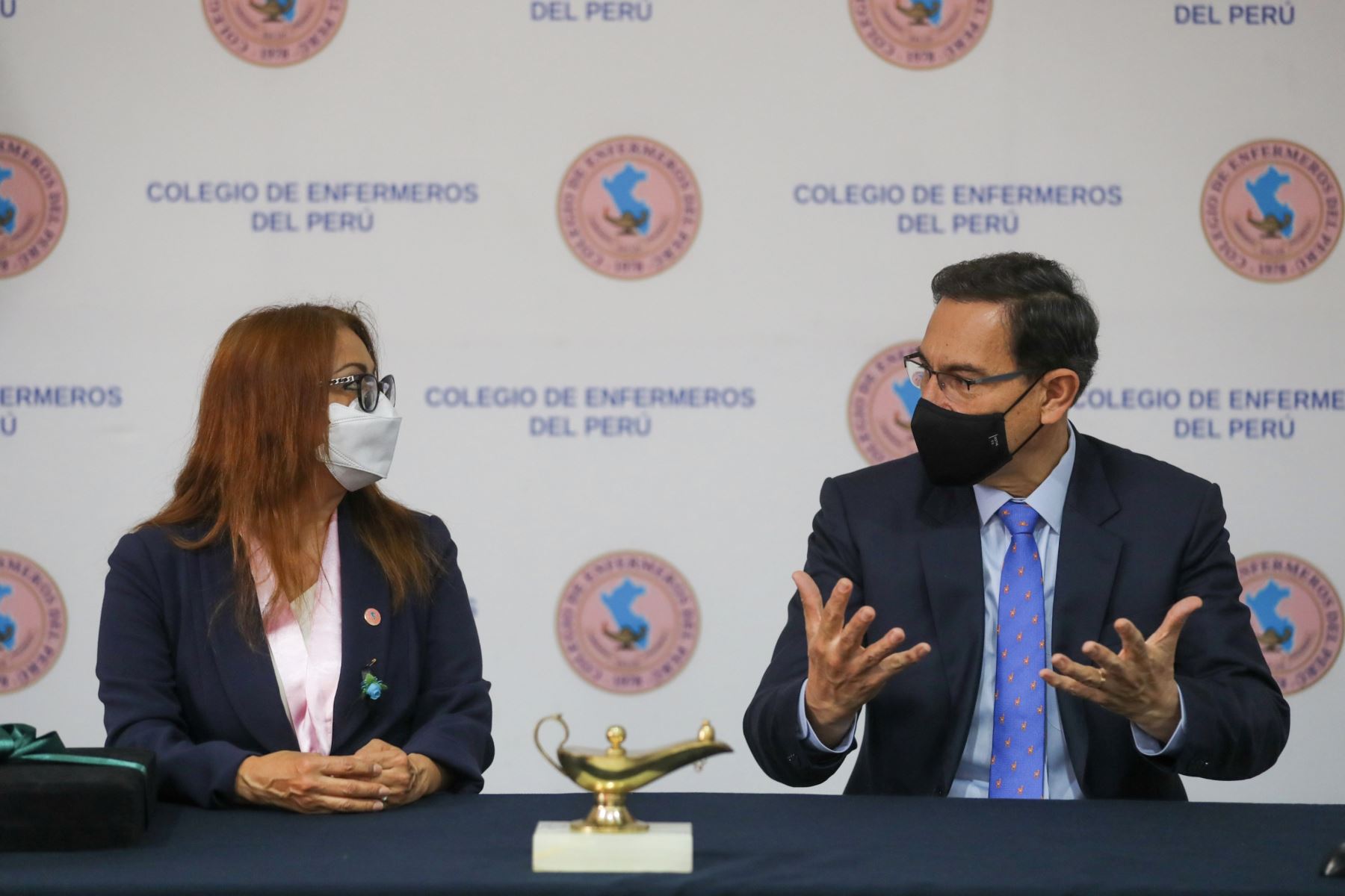 El presidente Martín Vizcarra, acudió al Colegio de Enfermeros del Perú, donde saludó y reconoció la esmerada labor de las enfermeras y los enfermeros en la atención y cuidado de pacientes en la primera línea de batalla frente al Covid-19. Foto: ANDINA/ Prensa Presidencia