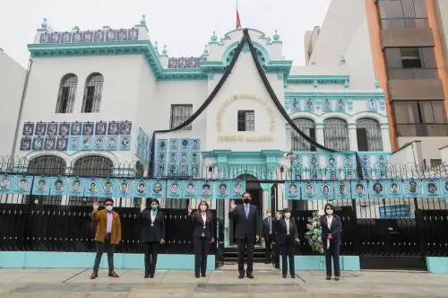 El presidente Martín Vizcarra, acudió al Colegio de Enfermeros del Perú, donde saludó y reconoció la esmerada labor de las enfermeras y los enfermeros en la atención y cuidado de pacientes en la primera línea de batalla frente al Covid-19. Foto: ANDINA/ Prensa Presidencia