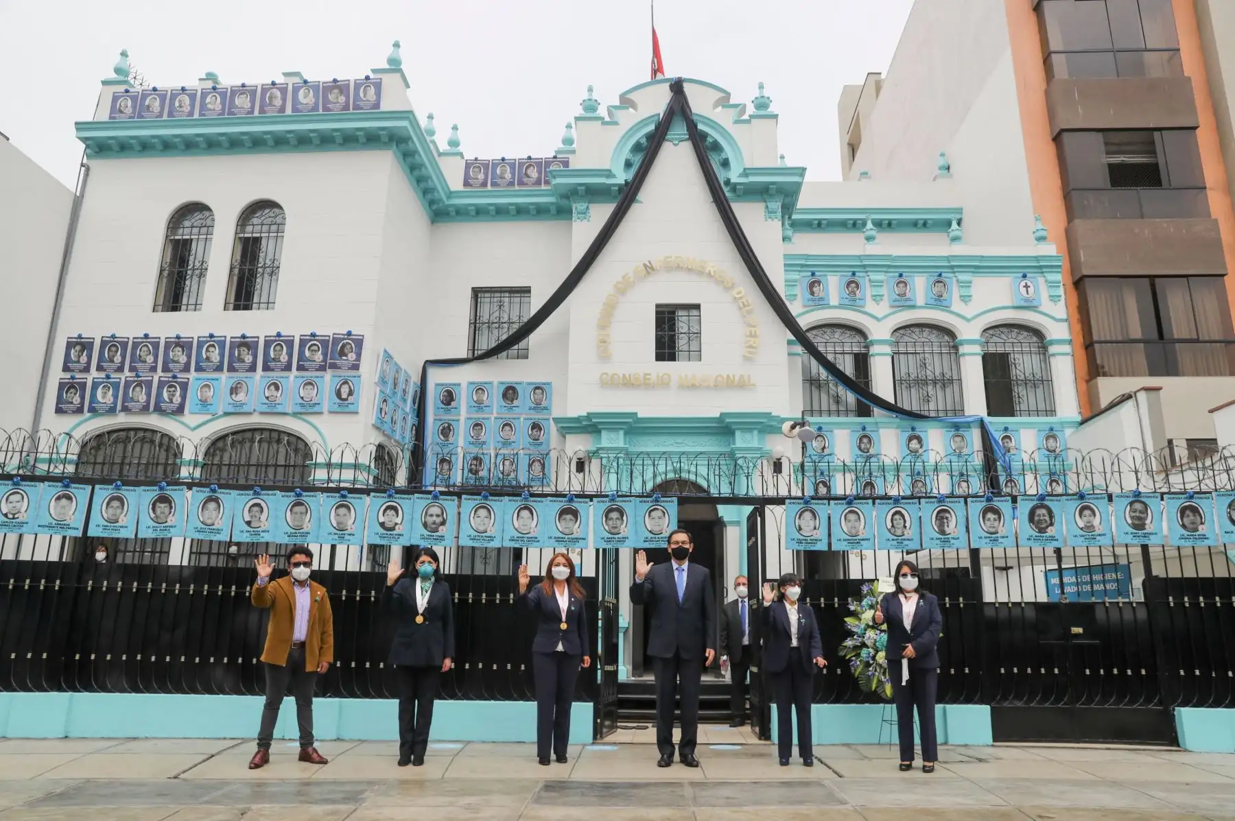 El presidente Martín Vizcarra, acudió al Colegio de Enfermeros del Perú, donde saludó y reconoció la esmerada labor de las enfermeras y los enfermeros en la atención y cuidado de pacientes en la primera línea de batalla frente al Covid-19. Foto: ANDINA/ Prensa Presidencia
