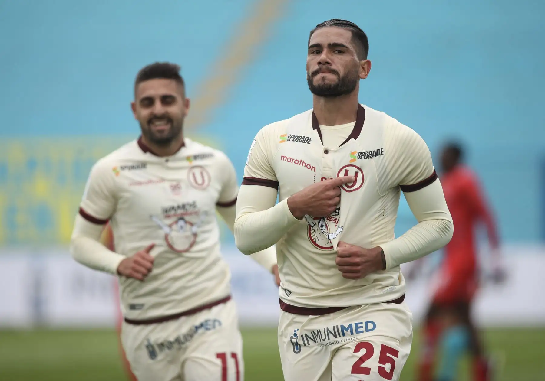 El futbolista Jonathan Dos Santos de Universitario celebra su gol ante Cienciano, por la liga 1 del Torneo Apertura 2020 en el Estadio Alberto Gallardo de Lima Perú. Foto: ANDINA/Liga 1