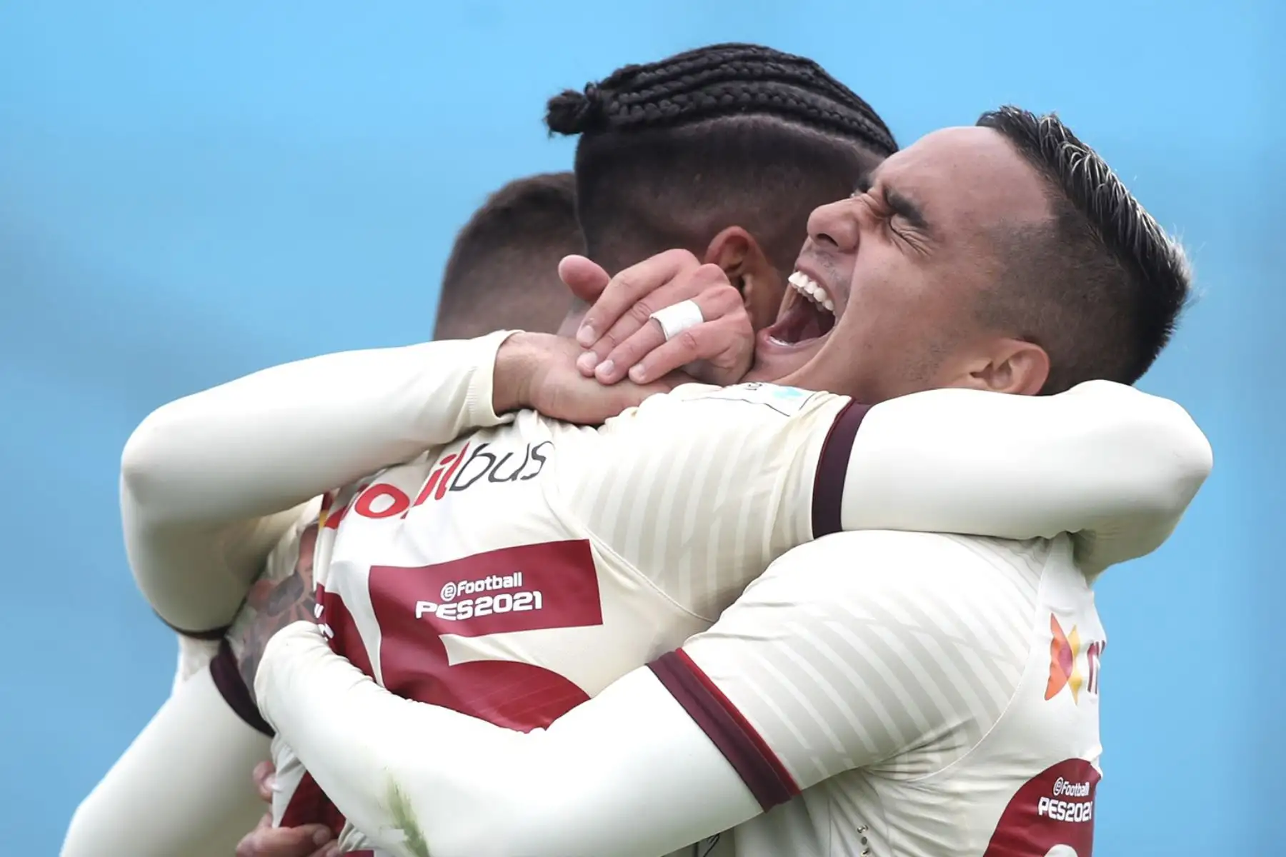 El futbolista Jonathan Dos Santos juntos a sus compañeros de Universitario celebra su gol ante Cienciano, por la liga 1 del Torneo Apertura 2020 en el Estadio Alberto Gallardo. Foto: ANDINA/Liga 1