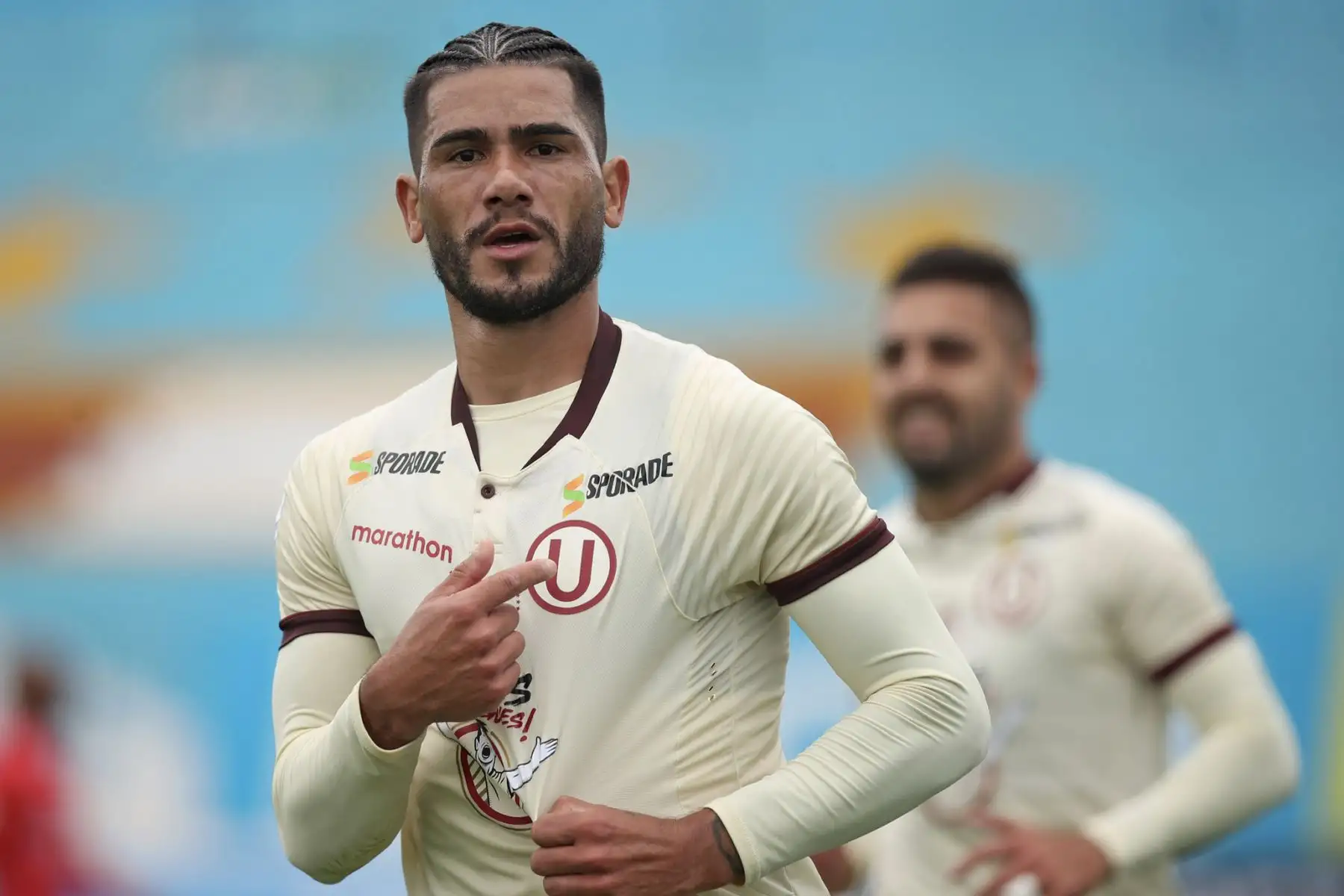 El futbolista Jonathan Dos Santos de Universitario celebra su gol ante Cienciano, por la liga 1 del Torneo Apertura 2020 en el Estadio Alberto Gallardo de Lima Perú. Foto: ANDINA/Liga 1