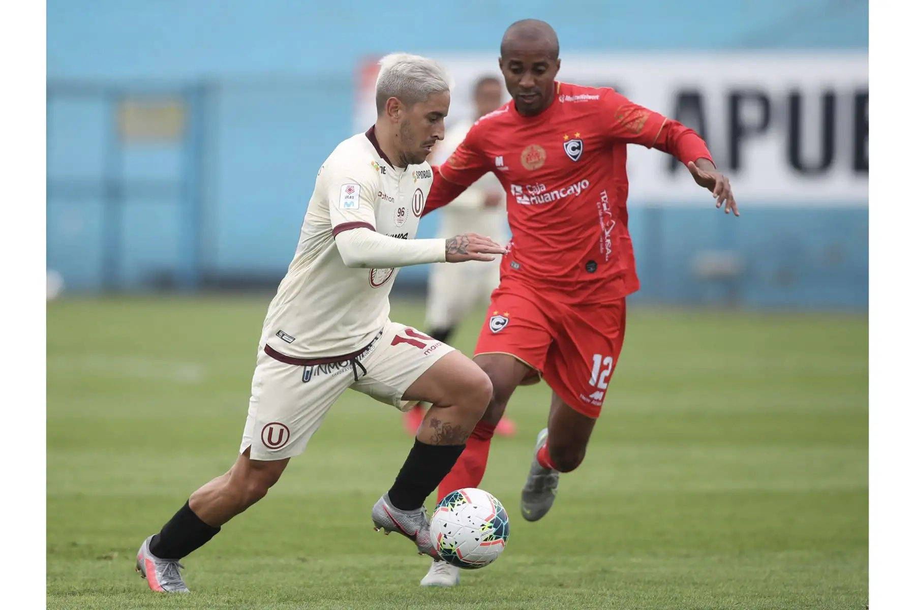 Alejandro Hohberg de Universitario enfrenta a los defensas del Cienciano, en el estadio Alberto Gallardo. Foto: ANDINA/Liga 1
