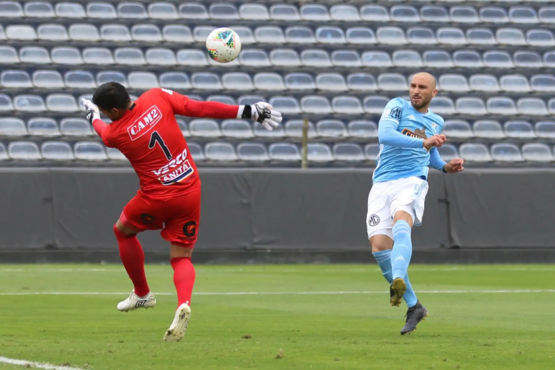 Emanuel Herrera de Sporting Cristal celebra luego de anotar un tanto durante el encuentro que disputan ante Cantolao en el estadio Alejandro Villanueva por la fecha 9. 


Foto: Liga1