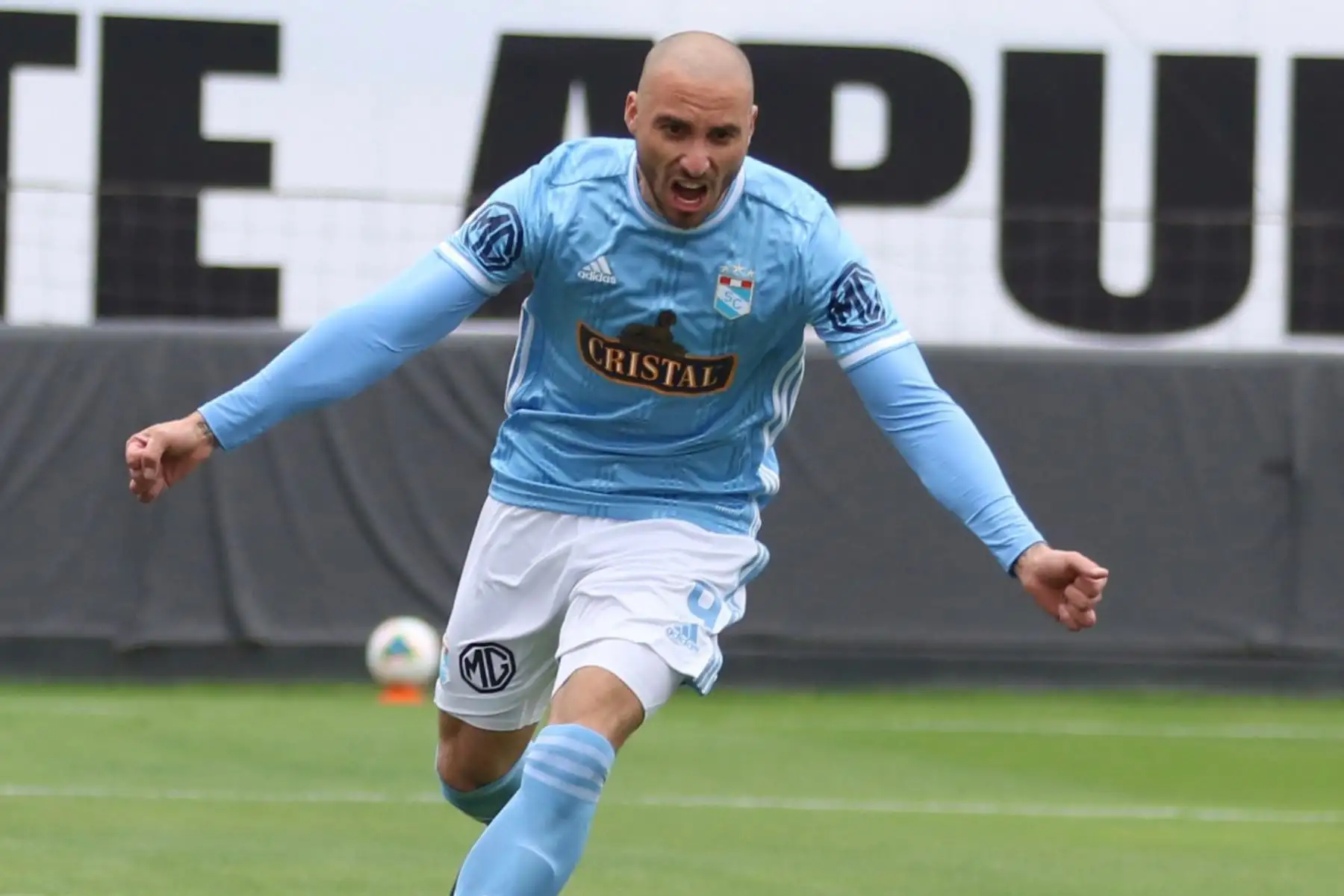 Emanuel Herrera de Sporting Cristal celebra luego de anotar un tanto durante el encuentro que disputan ante Cantolao en el estadio Alejandro Villanueva por la fecha 9. 


Foto: Liga1