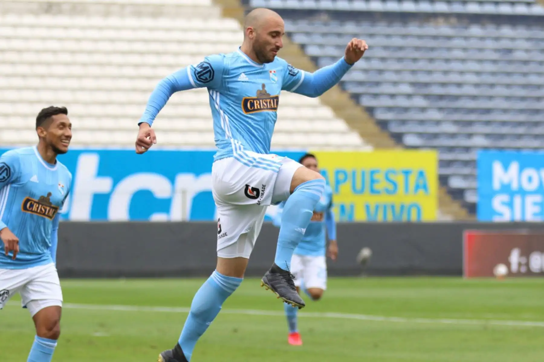 Emanuel Herrera de Sporting Cristal celebra luego de anotar un tanto durante el encuentro que disputan ante Cantolao en el estadio Alejandro Villanueva. 


Foto: Liga1