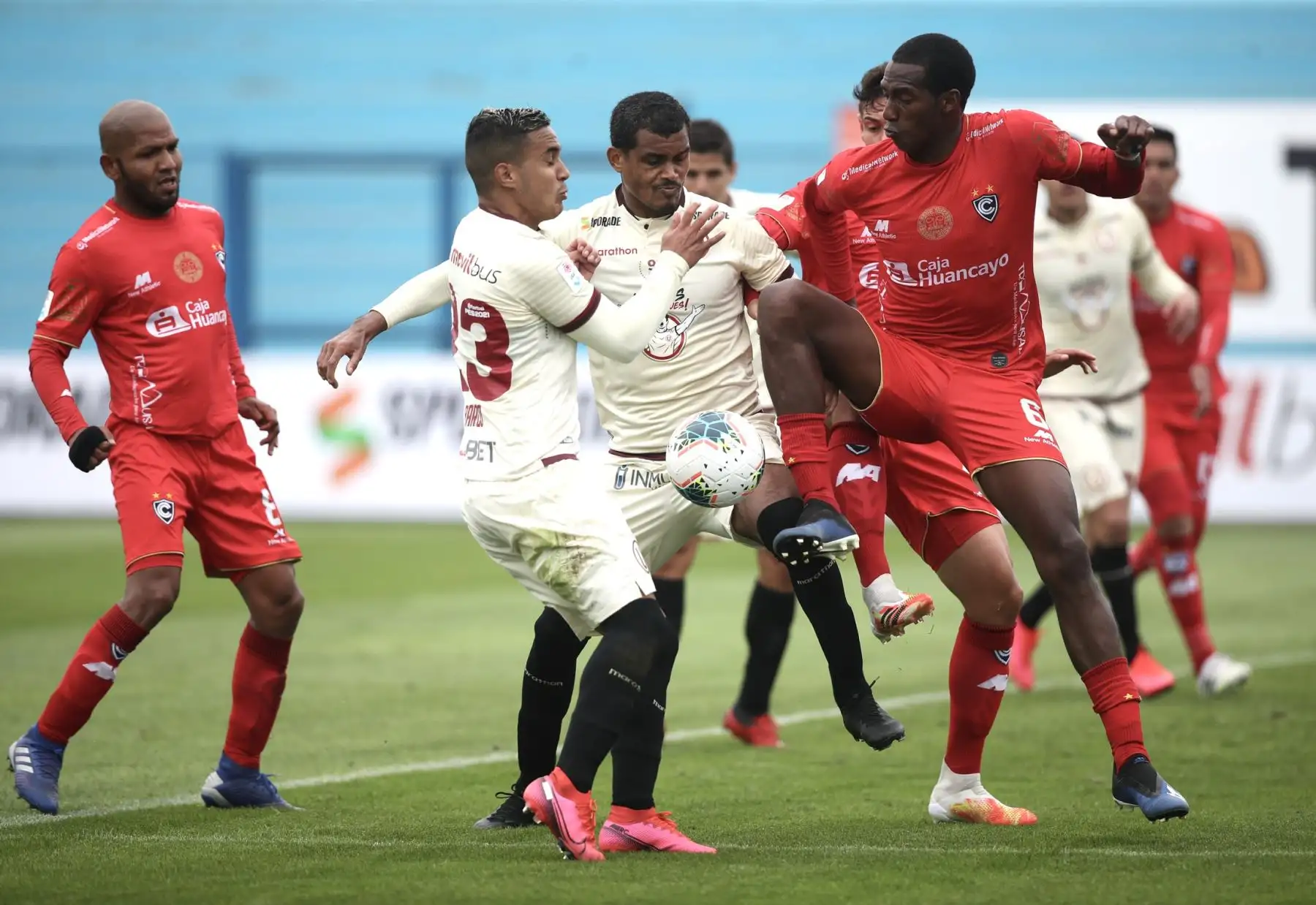 El futbolista A. Ayarza del Cienciano defiende el balón ante el ataque de Universitario de Deportes. Foto: ANDINA/Liga 1