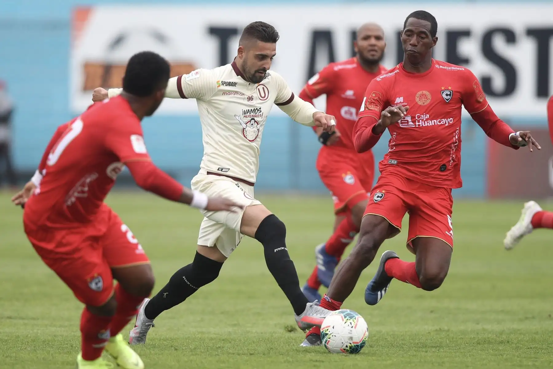 El futbolista de Universitario, Luis Urruti, intenta pasar a los jugadores del Cienciano por la Liga 1, en el estadio Alberto Gallardo. Foto: ANDINA/Liga 1