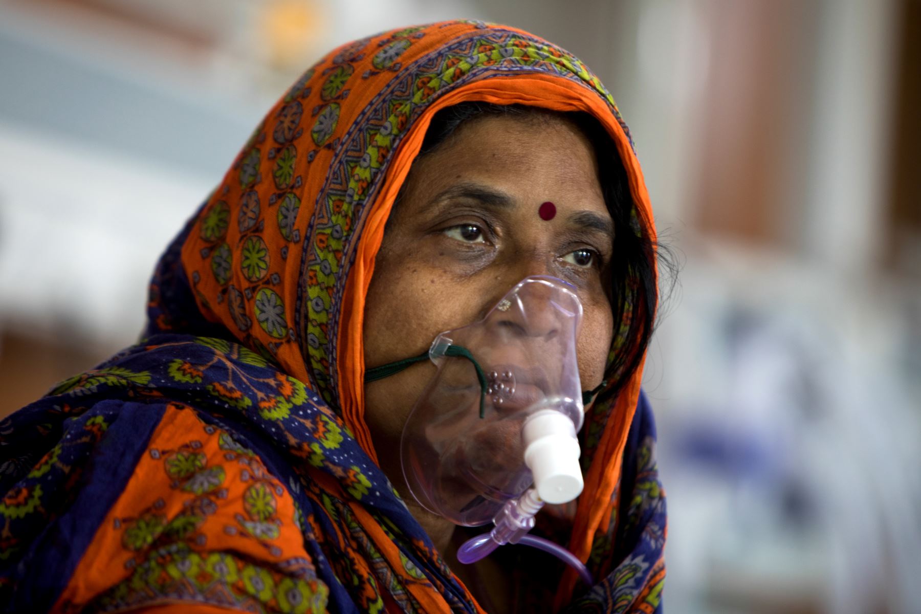 Una paciente con coronavirus recibe oxígeno en su cama, en la Unidad de Cuidados Intensivos del Hospital Sharda, en Greater Noida. Foto: AFP