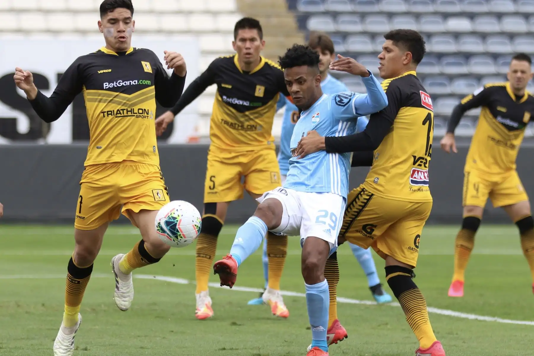 Nilson Loyola de Sporting Cristal disputa el balón con Farihd Jasaui de Cantolao durante el encuentro que disputan ambas escuadras en el estadio Alejandro Villanueva por la fecha 9 de la Liga 1. 


Foto: Liga1