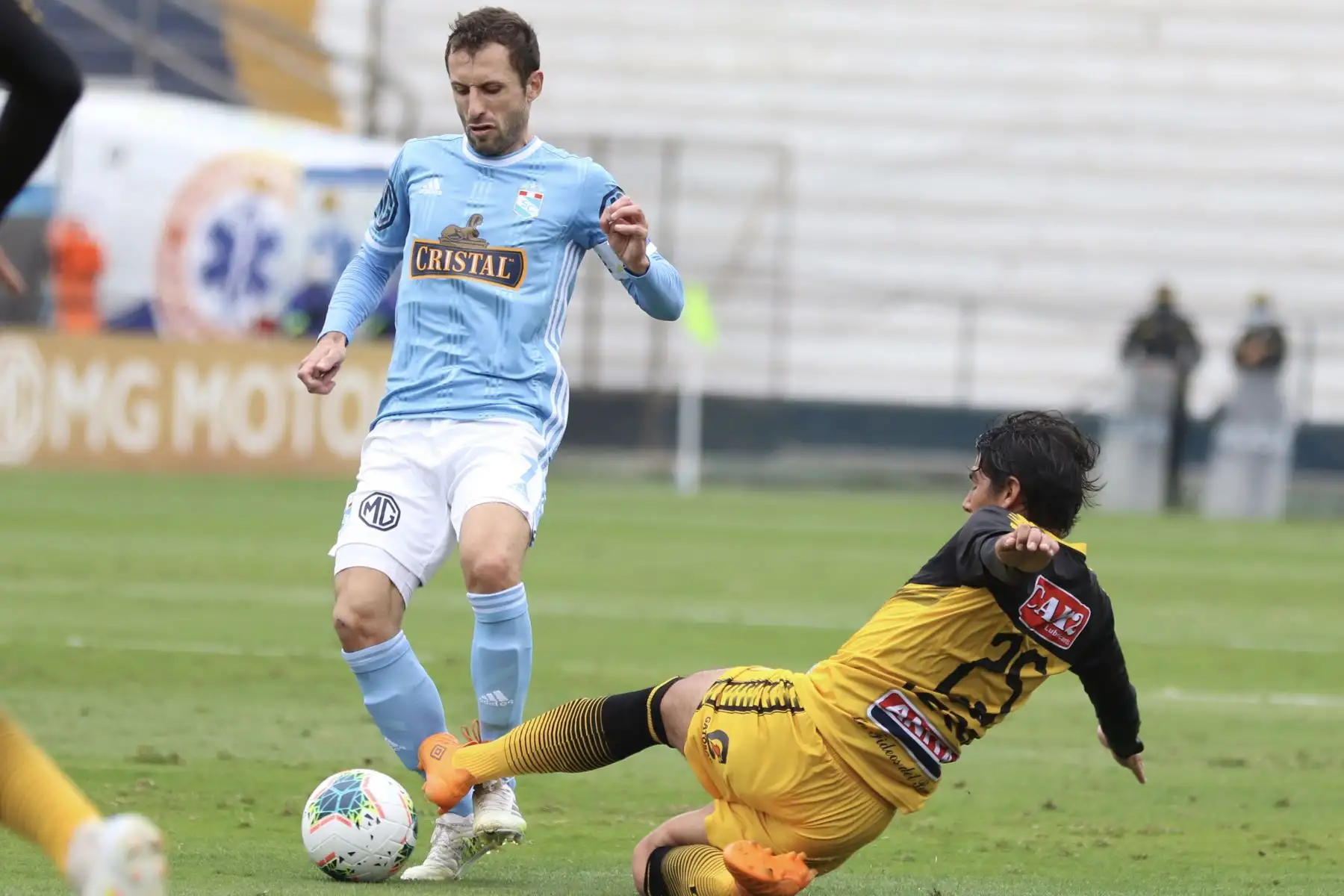 Horacio Calcaterra de Sporting Cristal disputa el balón con Brayan Arana de Cantolao durante el encuentro que disputan ambas escuadras en el estadio Alejandro Villanueva por la fecha 9 de la Liga 1. 


Foto: Liga1