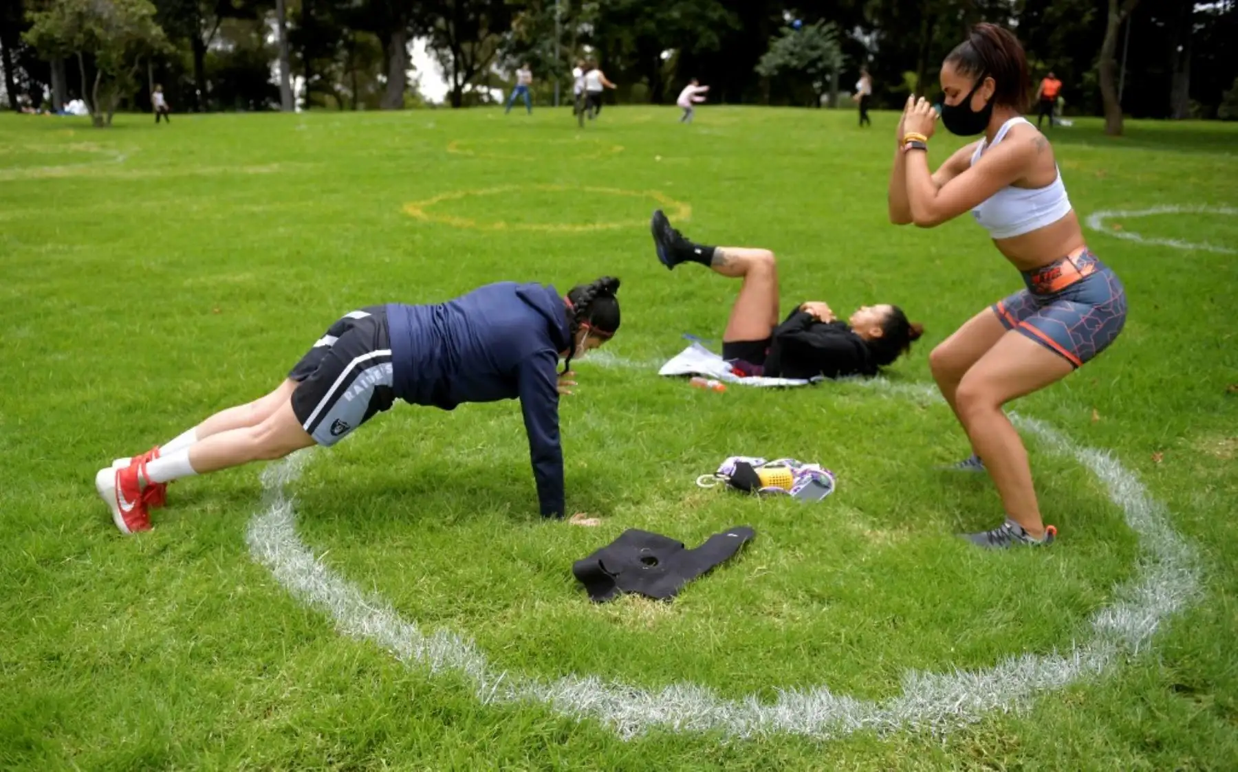 Los lugareños disfrutan de la reapertura de los parques, luego de la facilidad de las medidas impuestas por el alcalde de Bogotá y el gobierno colombiano dentro de la pandemia del coronavirus covid-19, en el parque Simón Bolívar de Bogotá. Foto: AFP