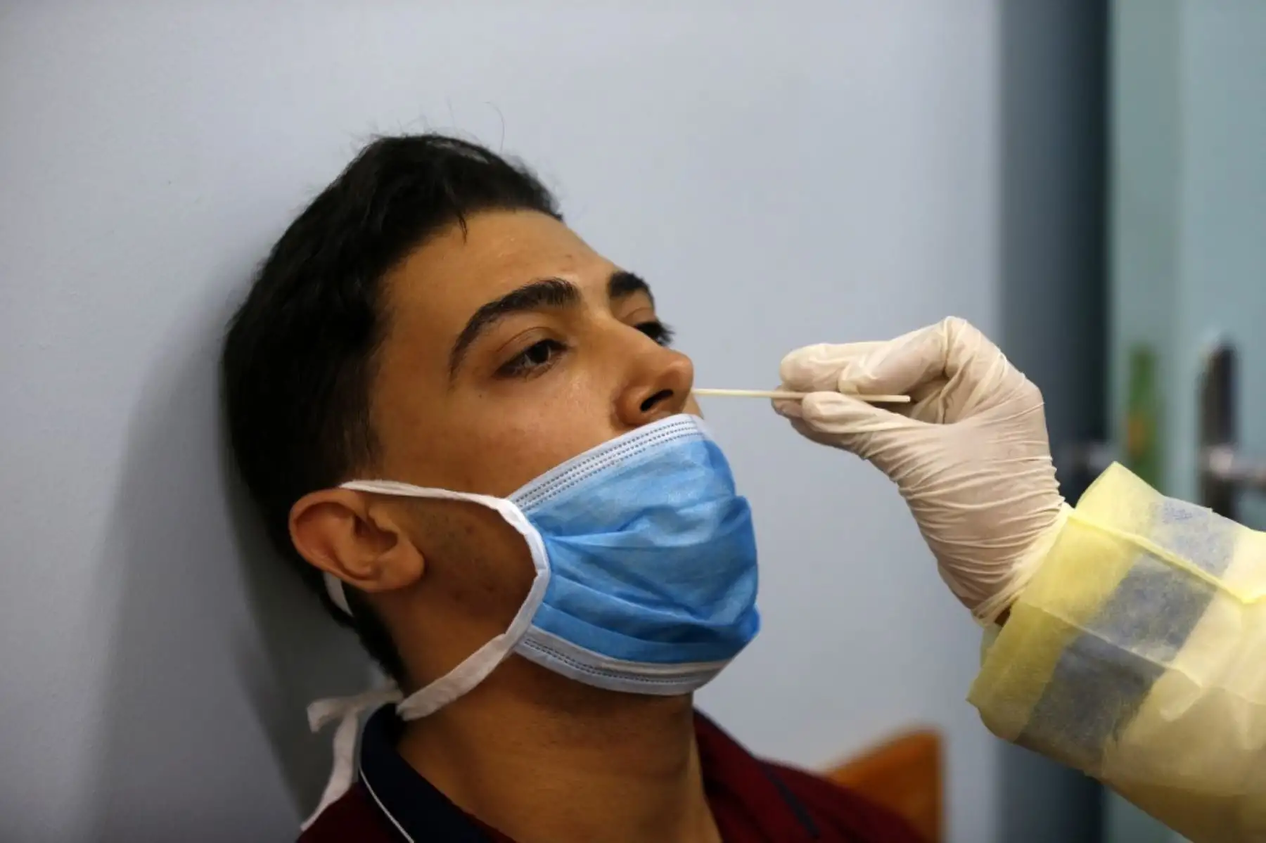 El personal de un hospital se hace una prueba de coronavirus en Rafah, en el sur de la Franja de Gaza, en medio de un cierre en el enclave palestino debido al aumento de casos de infecciones por covid-19. Foto: AFP