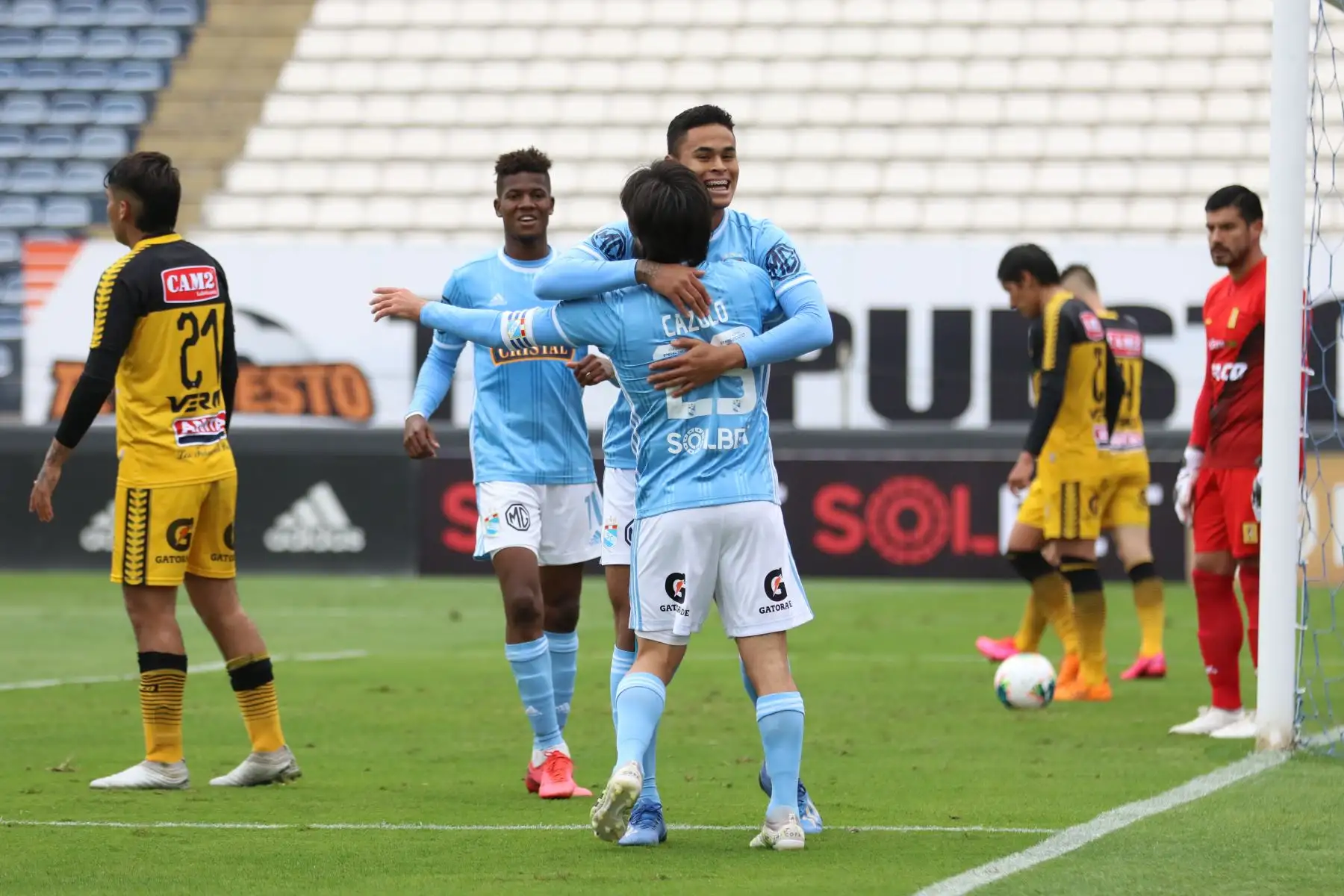 Christopher Olivares de Sporting Cristal celebra luego de anotar un gol durante el encuentro que disputan ante Cantolao en el estadio Alejandro Villanueva.

Foto: Liga 1