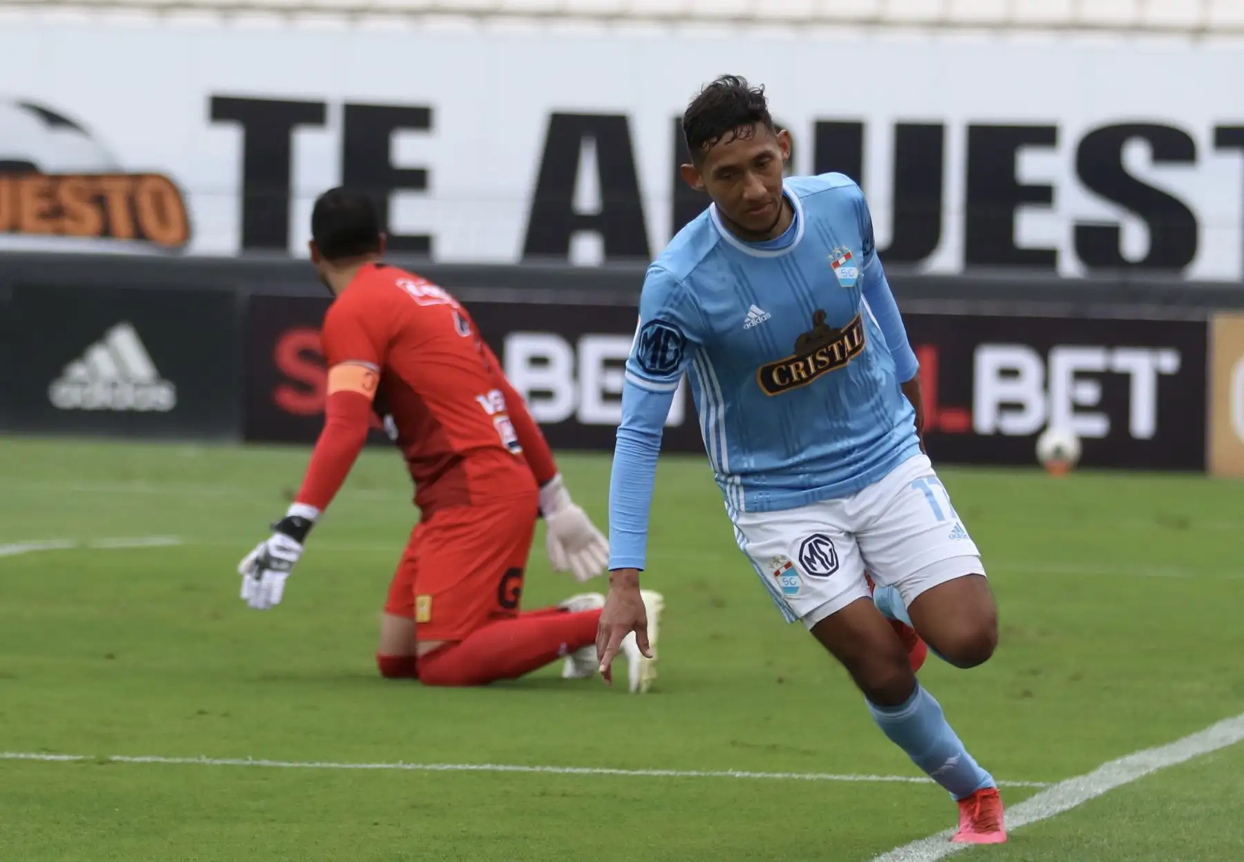 Christofer Gonzáles de Sporting Cristal celebra luego de anotar un gol durante el encuentro que disputan ante Cantolao en el estadio Alejandro Villanueva.

Foto: Liga 1