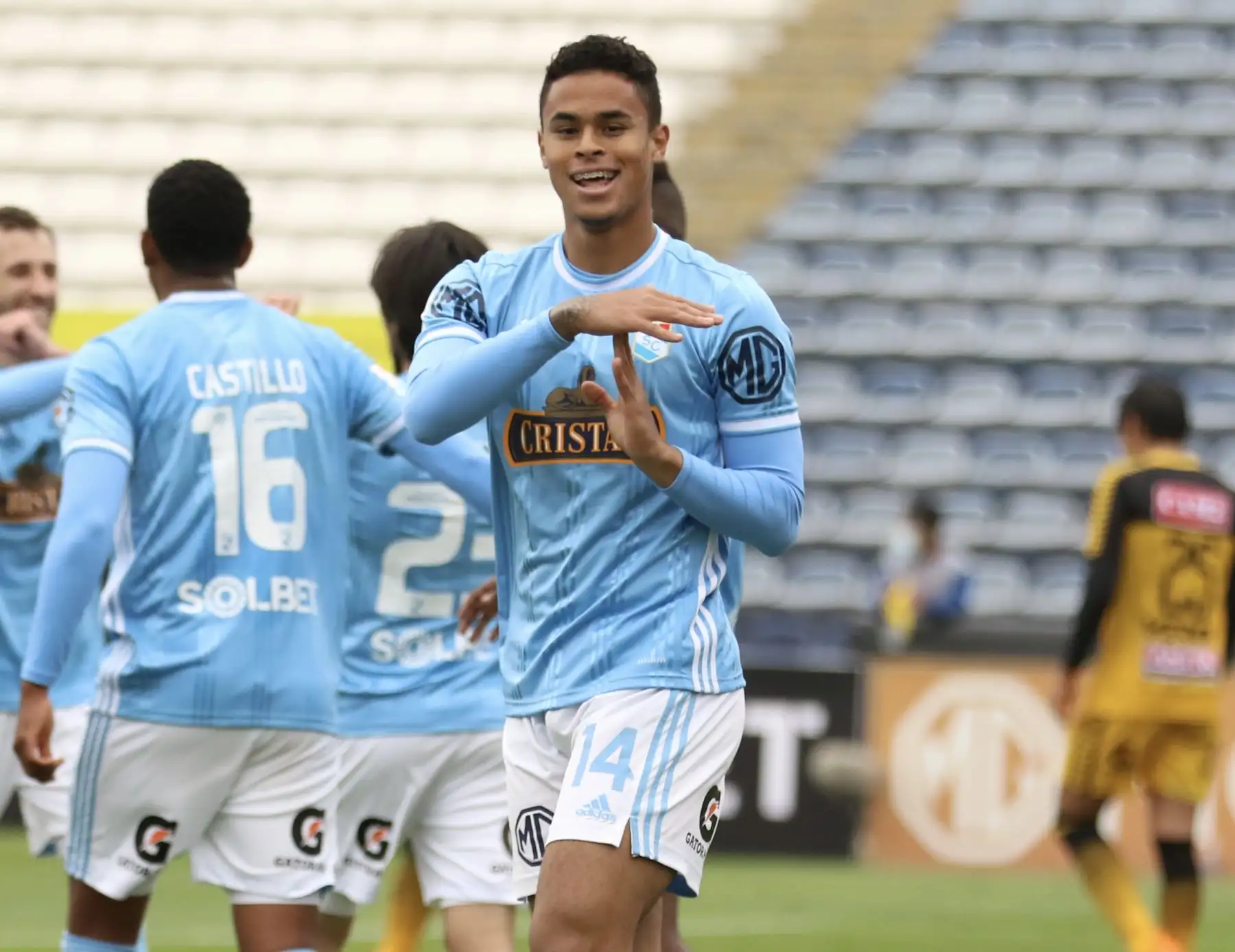 Christopher Olivares de Sporting Cristal celebra luego de anotar un gol durante el encuentro que disputan ante Cantolao en el estadio Alejandro Villanueva.

Foto: Liga 1