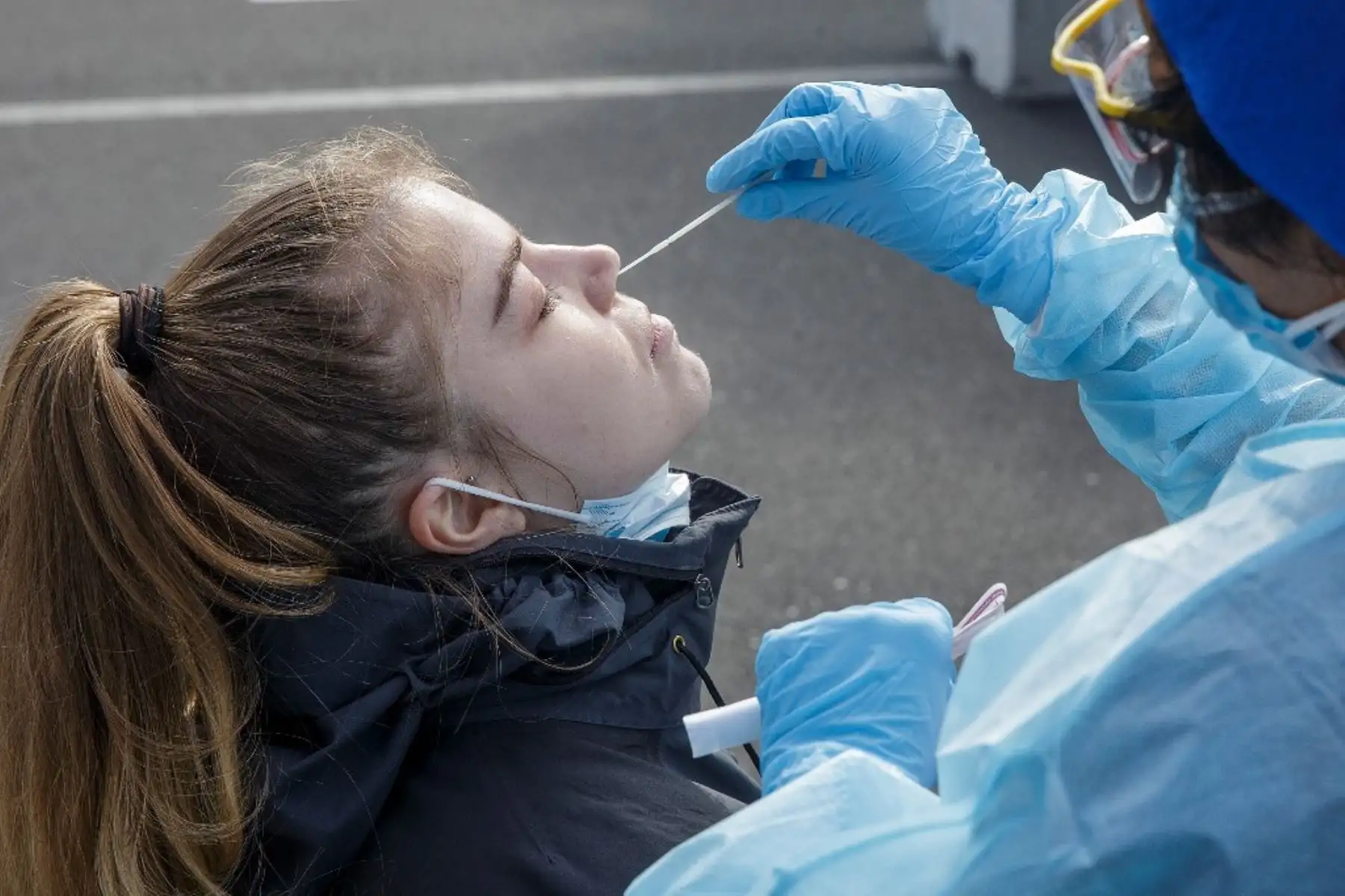 Un peatón sin cita previa es probado en una estación de prueba covid-19 configurada en Eden Park, National Sports Stadium, en Auckland. Foto: AFP