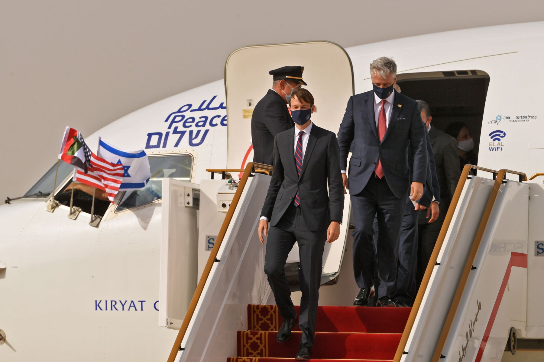 Una delegación estadounidense-israelí encabezada por el asesor presidencial de Estados Unidos, Jared Kushner, desembarca de un avión de pasajeros en el primer vuelo comercial de Israel a los Emiratos Árabes Unidos en el aeropuerto de Abu Dhabi. Foto: AFP