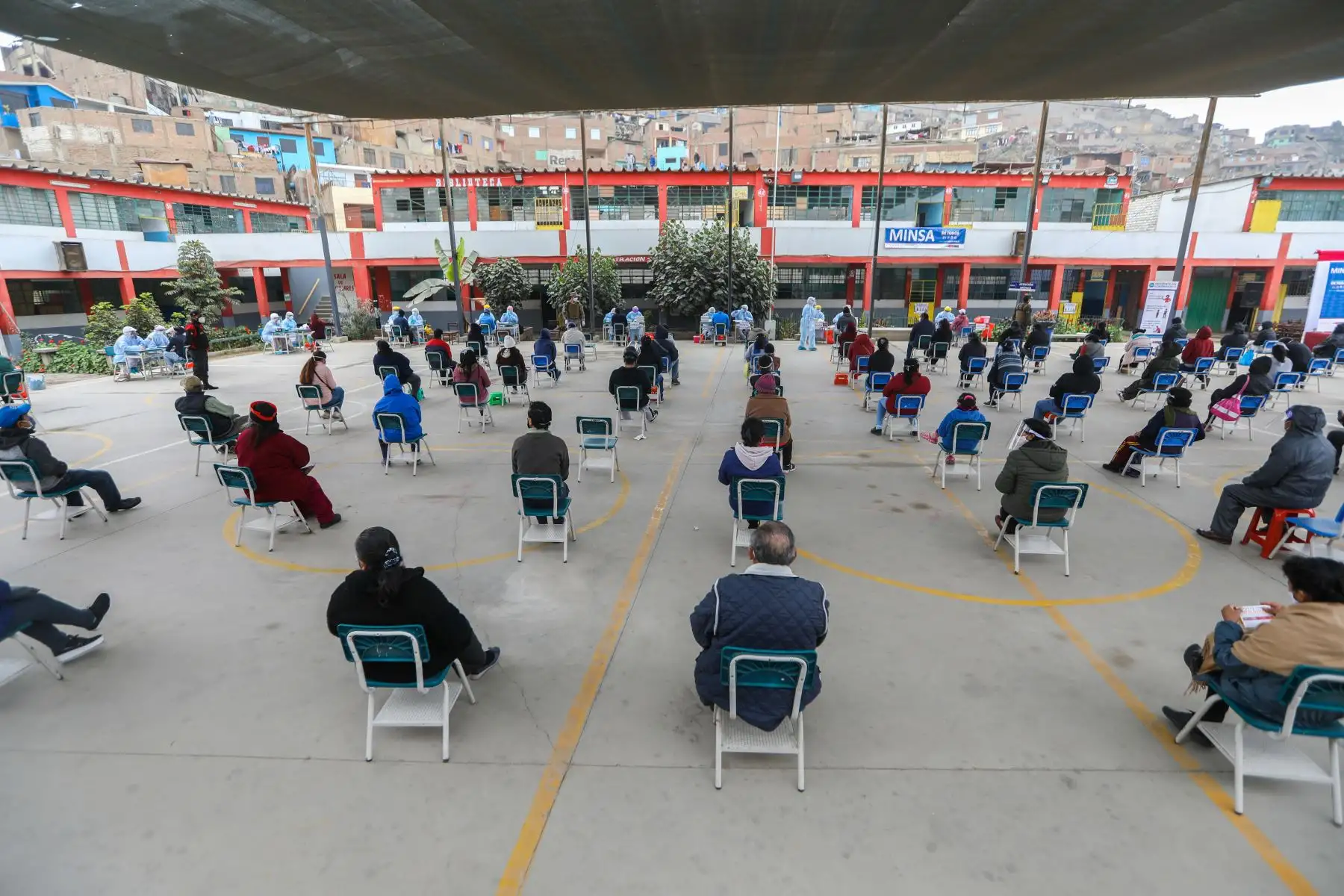 Ministra de Salud, Pilar Mazzetti activó Centro de Rápido de Atención Temporal COVID-19 en la Institución Educativa ‘Manuel García Cerrón’ en Puente Piedra.
Foto: Minsa