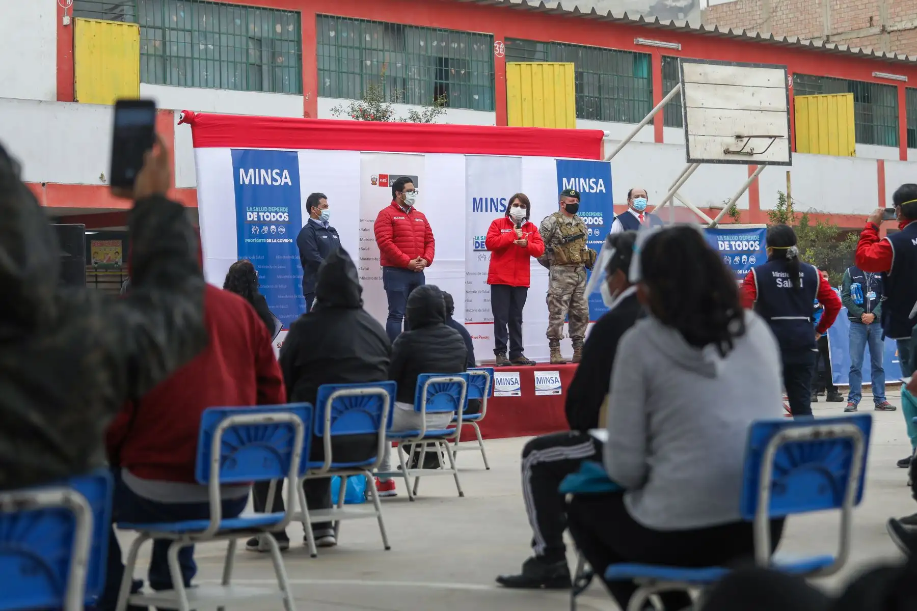 Ministra de Salud, Pilar Mazzetti activó Centro de Rápido de Atención Temporal COVID-19 en la Institución Educativa ‘Manuel García Cerrón’ en Puente Piedra.
Foto: Minsa