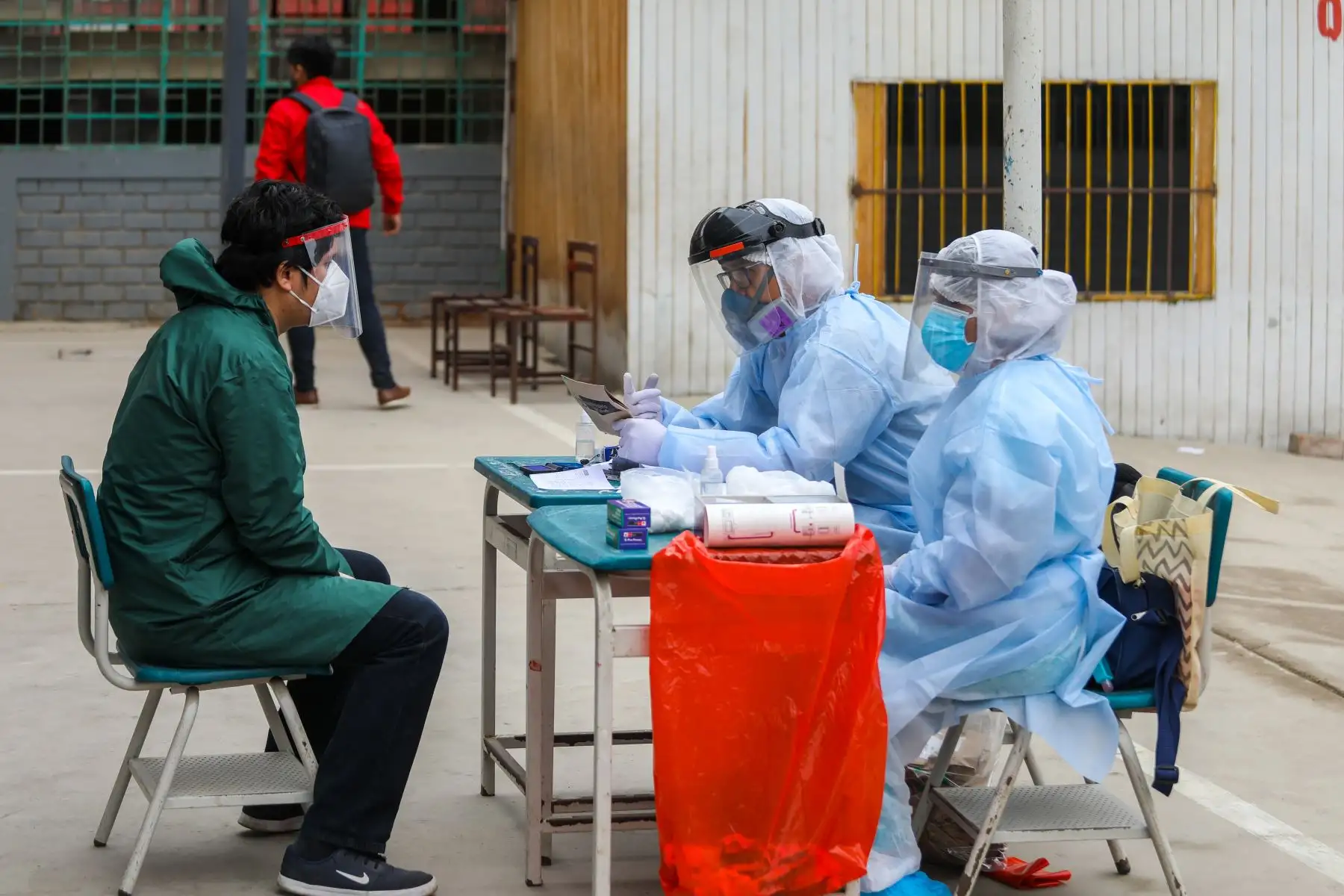 Ministra de Salud, Pilar Mazzetti activó Centro de Rápido de Atención Temporal covid -19 en la Institución Educativa ‘Manuel García Cerrón’ en Puente Piedra.
Foto: Minsa
