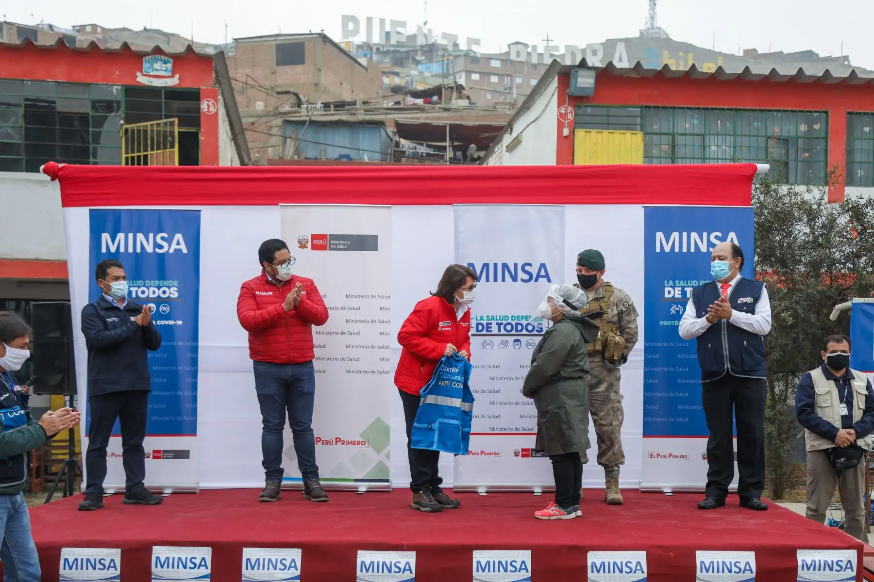 Ministra de Salud, Pilar Mazzetti activó Centro de Rápido de Atención Temporal covid -19 en la Institución Educativa ‘Manuel García Cerrón’ en Puente Piedra.
Foto: Minsa