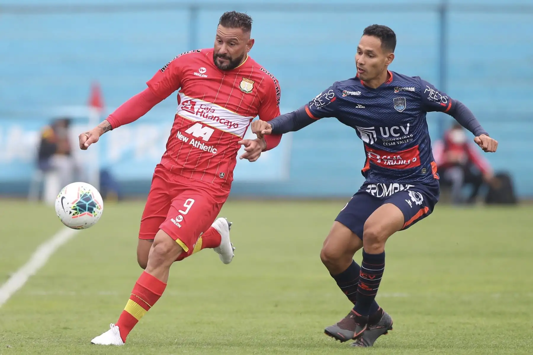 El futbolista C. Nuemann del Sport Huancayo se enfrenta por el balón con su contrincante del UCV por la jornada nueve de la Liga 1, en el estadio Alberto Gallardo. Foto: ANDINA/Liga 1