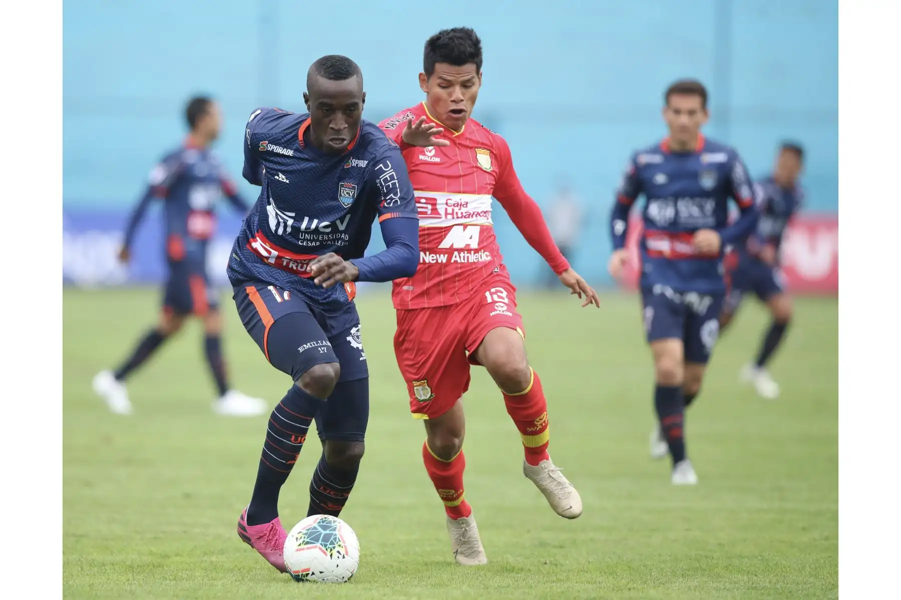 El futbolista Yorley Mena del UCV se enfrenta al jugador D. Morales del Sport Huancayo por la jornada nueve de la Liga 1, en el estadio Albeto Gallardo. Foto: ANDINA/Liga 1